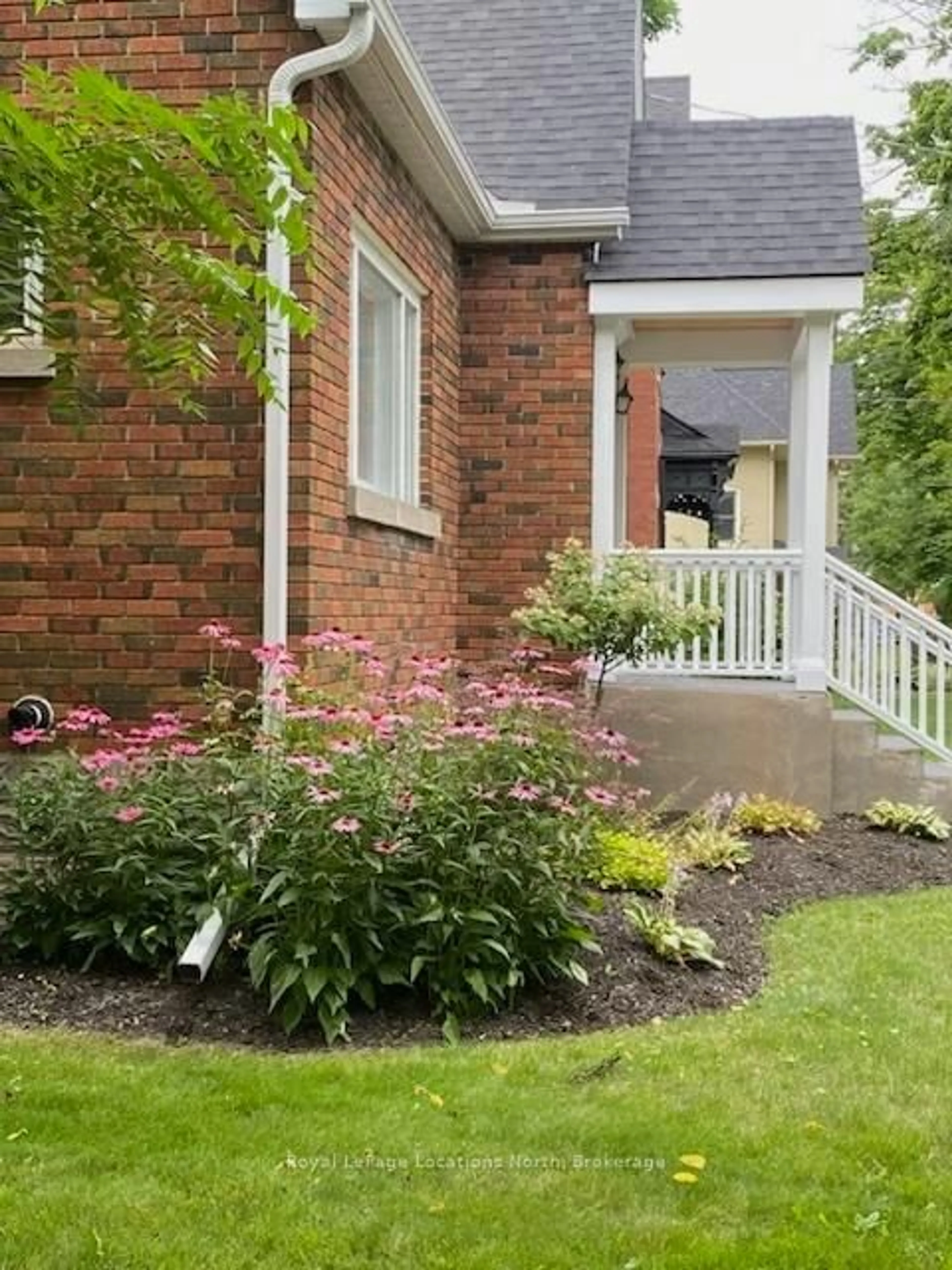 Home with brick exterior material, street for 384 Saint Marie St, Collingwood Ontario L9Y 3K8