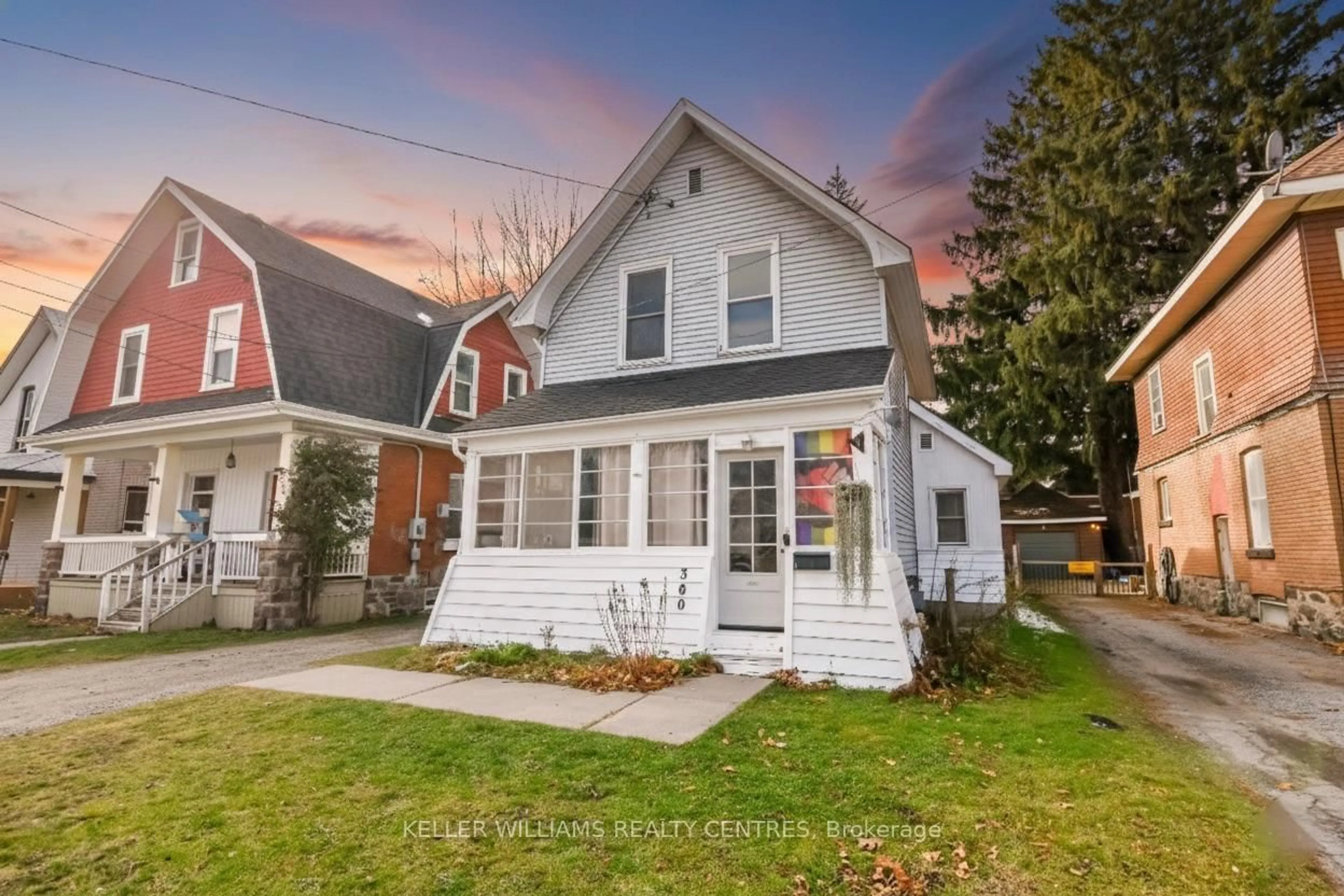 Home with vinyl exterior material, street for 380 Frederick St, Midland Ontario L4R 3P4