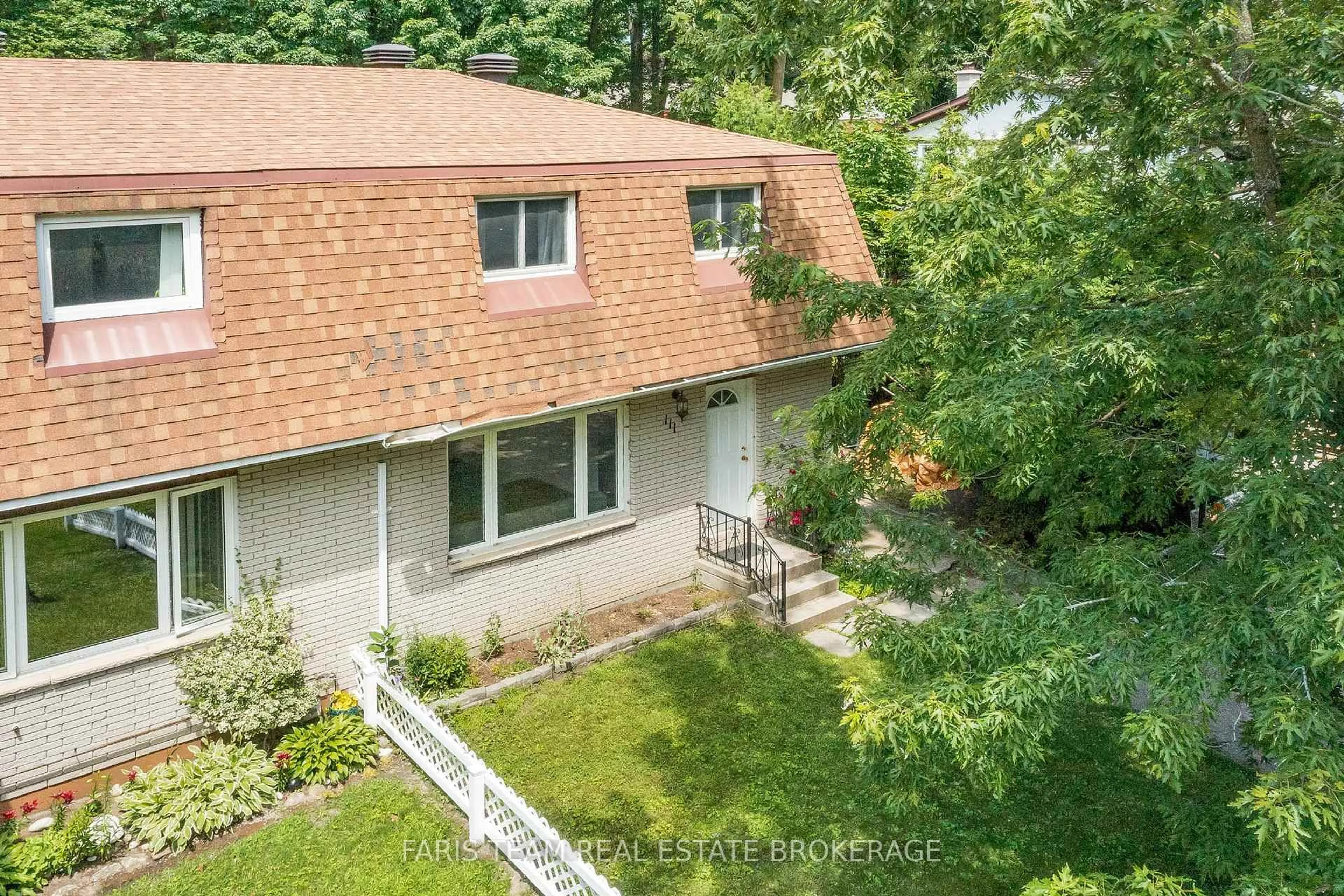 A pic from outside/outdoor area/front of a property/back of a property/a pic from drone, street for 111 Burke St, Penetanguishene Ontario L9M 1B2