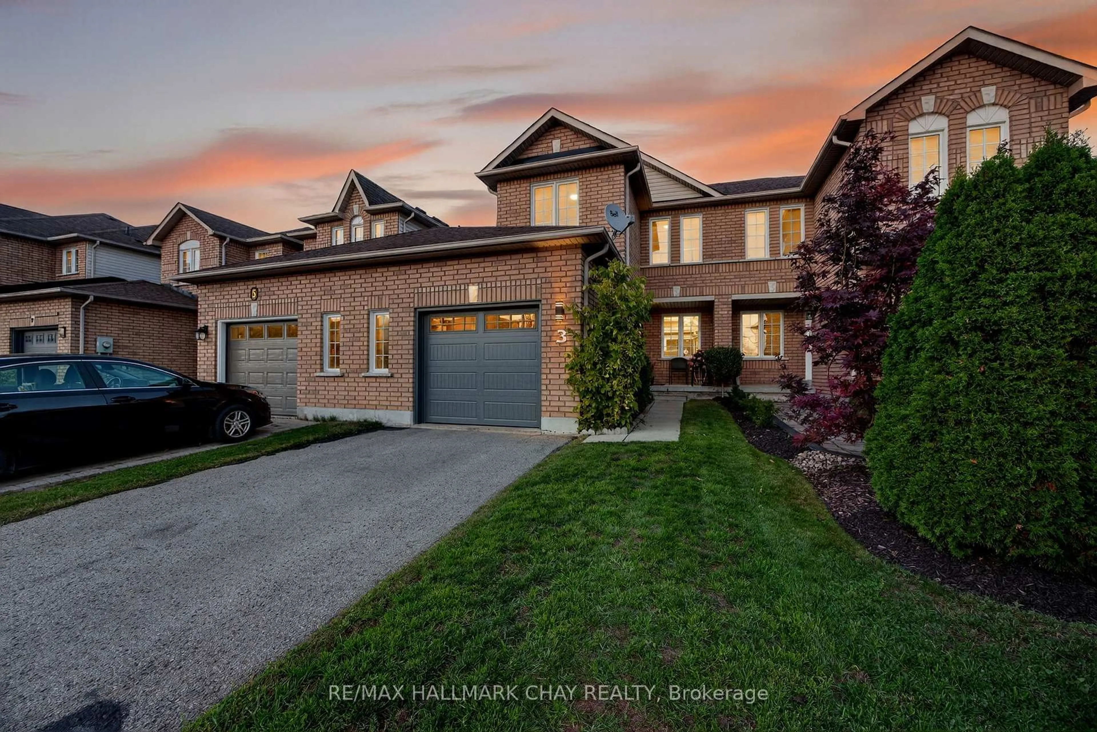 A pic from outside/outdoor area/front of a property/back of a property/a pic from drone, street for 3 Coleman Dr, Barrie Ontario L4N 0R5