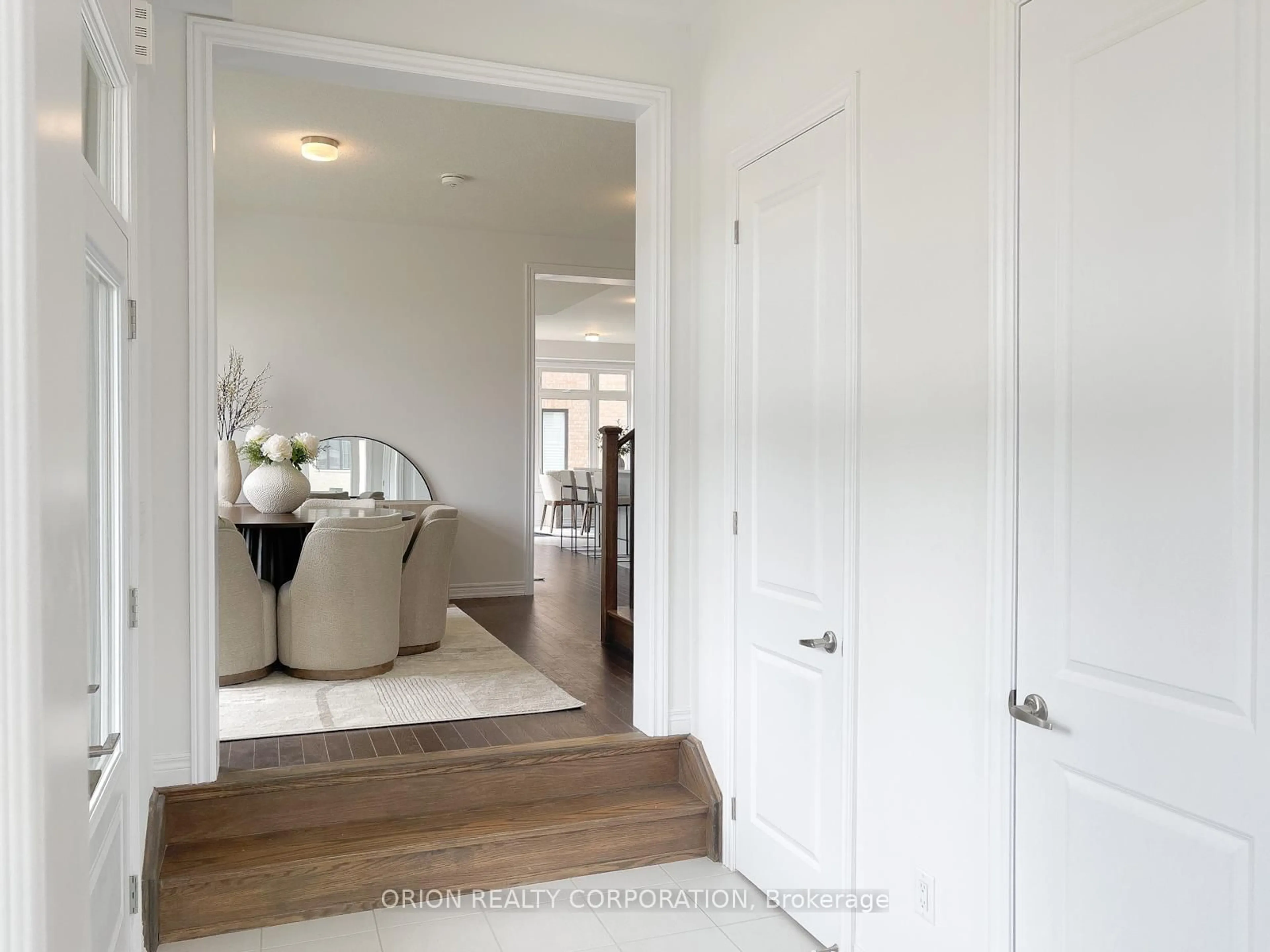 Indoor entryway for 147 Fenchurch Manr, Barrie Ontario L9J 0X1