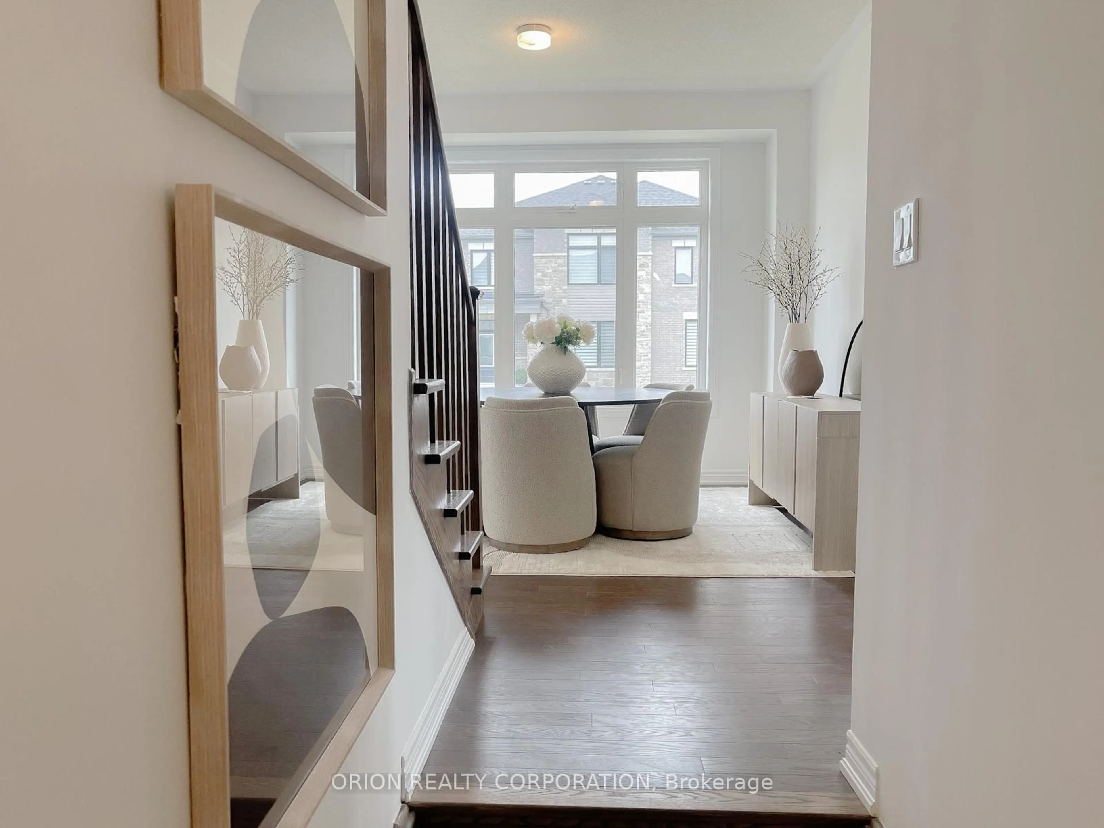 Indoor entryway for 147 Fenchurch Manr, Barrie Ontario L9J 0X1