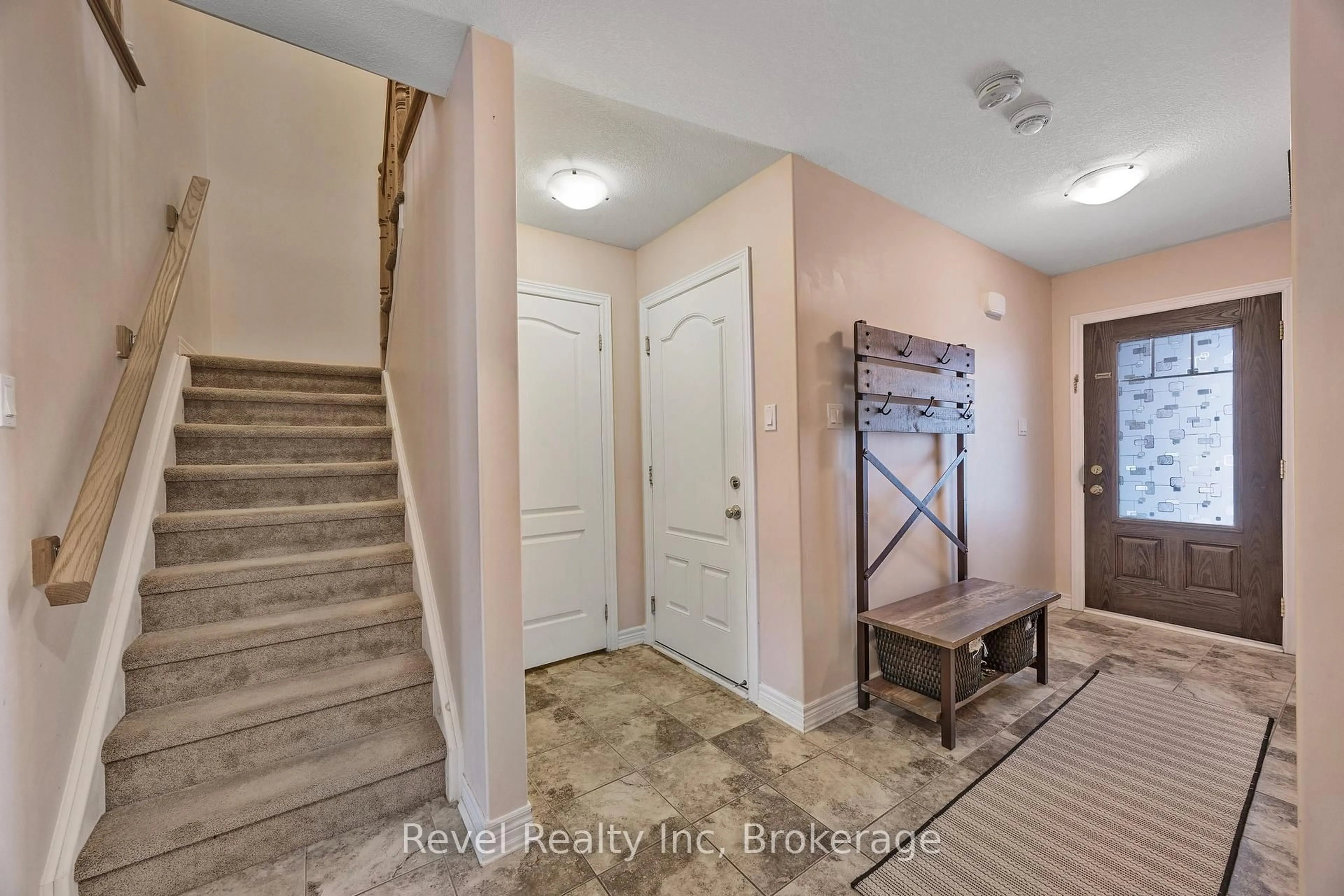 Indoor entryway for 1041 Cook Dr, Midland Ontario L4R 0E4