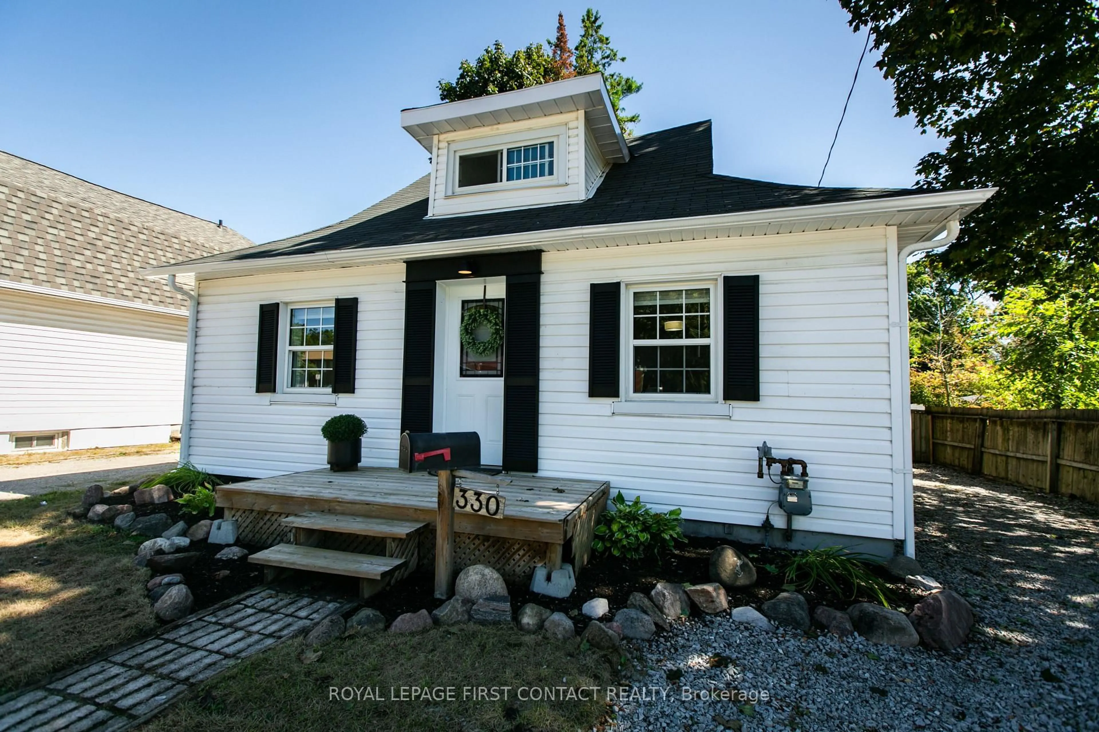 Home with vinyl exterior material, street for 330 Laclie St, Orillia Ontario L3V 4P3