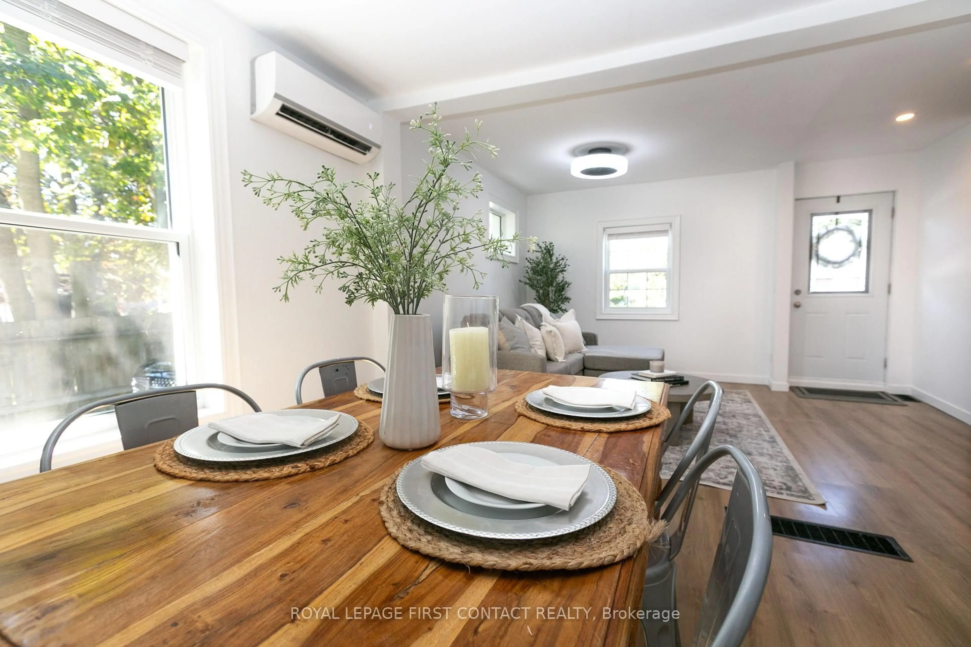 Dining room, wood/laminate floor for 330 Laclie St, Orillia Ontario L3V 4P3