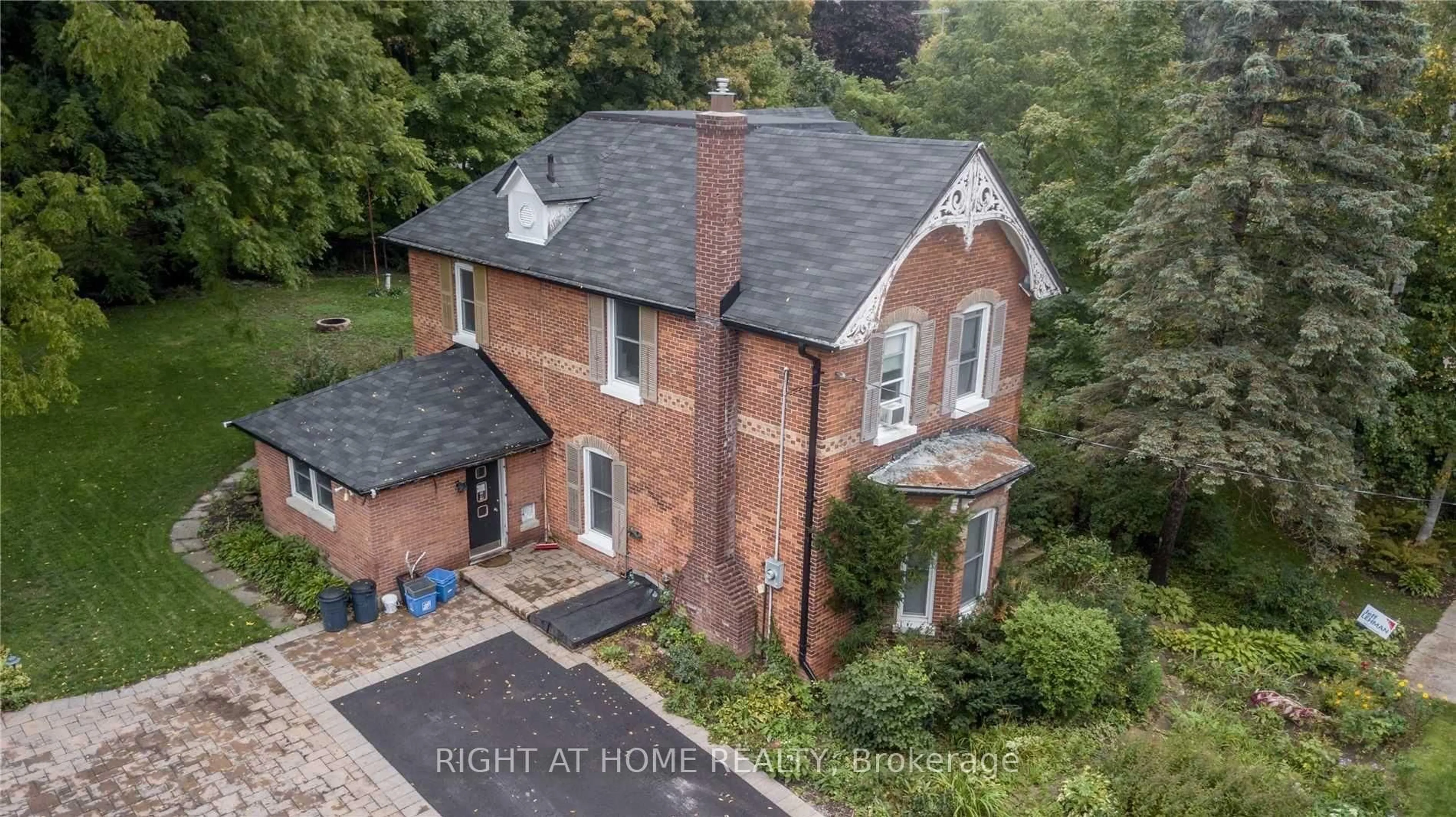 A pic from outside/outdoor area/front of a property/back of a property/a pic from drone, street for 133-135 Mulcaster St, Barrie Ontario L4M 3M8