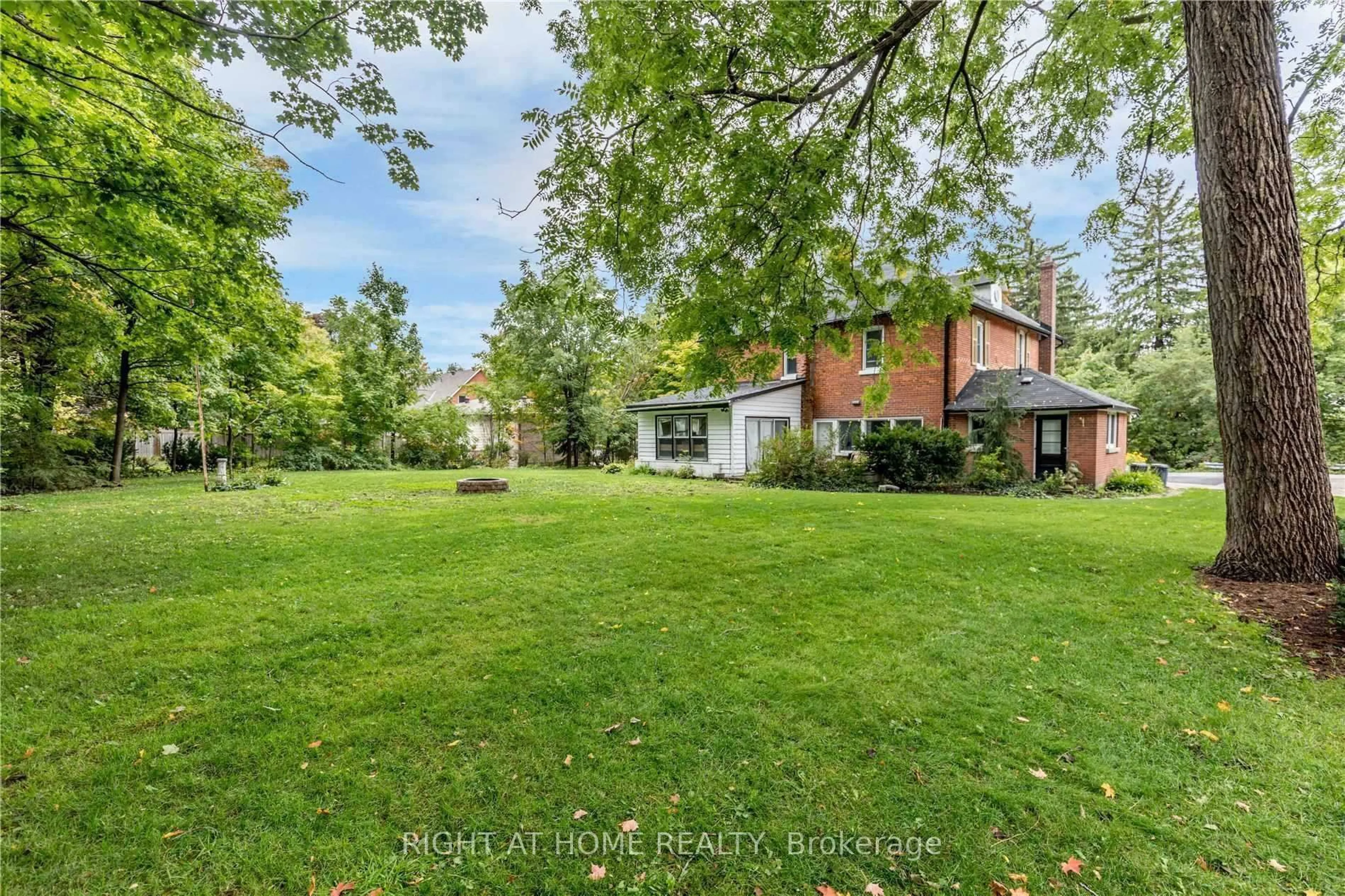 A pic from outside/outdoor area/front of a property/back of a property/a pic from drone, unknown for 133-135 Mulcaster St, Barrie Ontario L4M 3M8