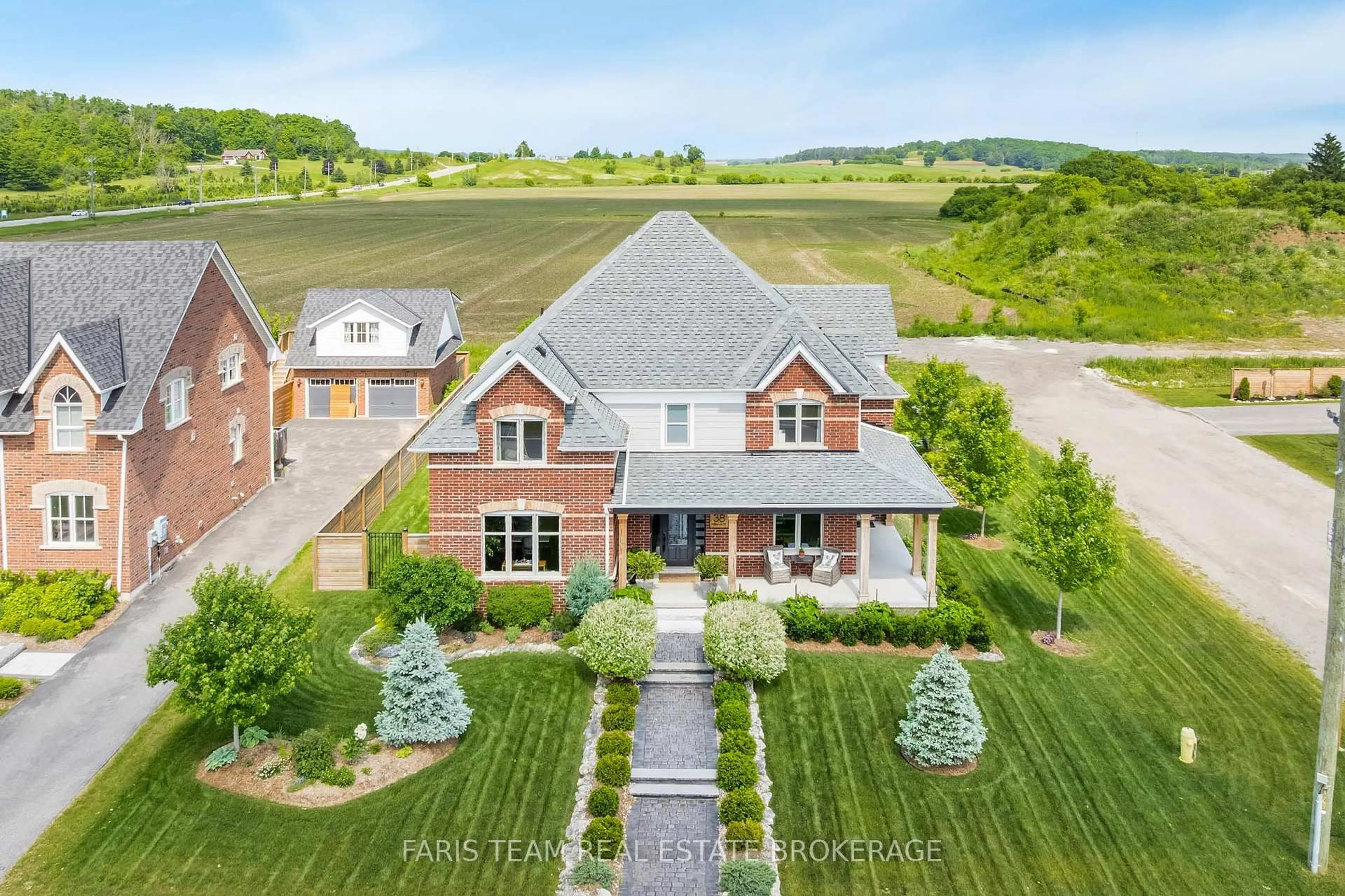 A pic from outside/outdoor area/front of a property/back of a property/a pic from drone, water/lake/river/ocean view for 38 Nelson St, Clearview Ontario L0M 1G0