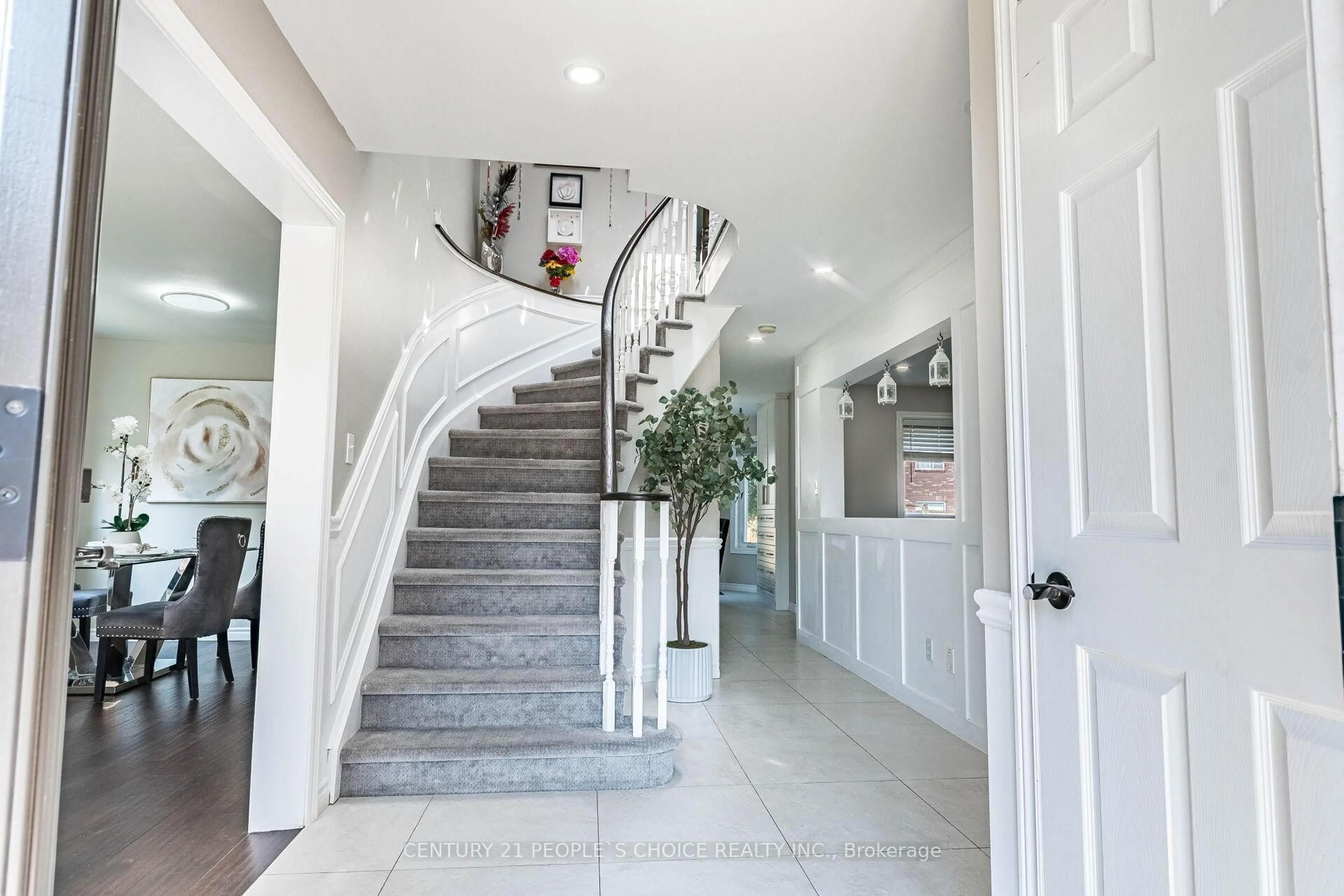 Indoor foyer for 414 Cundles Rd, Barrie Ontario L4N 7C2
