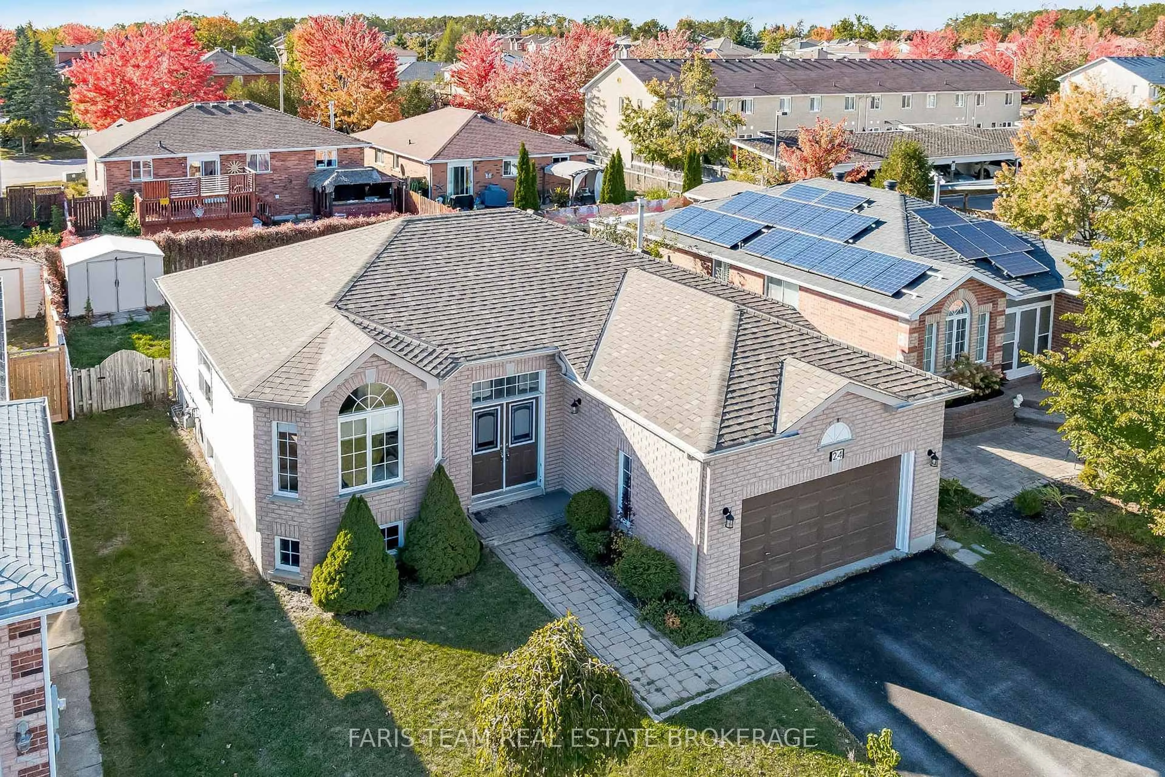 A pic from outside/outdoor area/front of a property/back of a property/a pic from drone, street for 24 Marsellus Dr, Barrie Ontario L4N 8S6