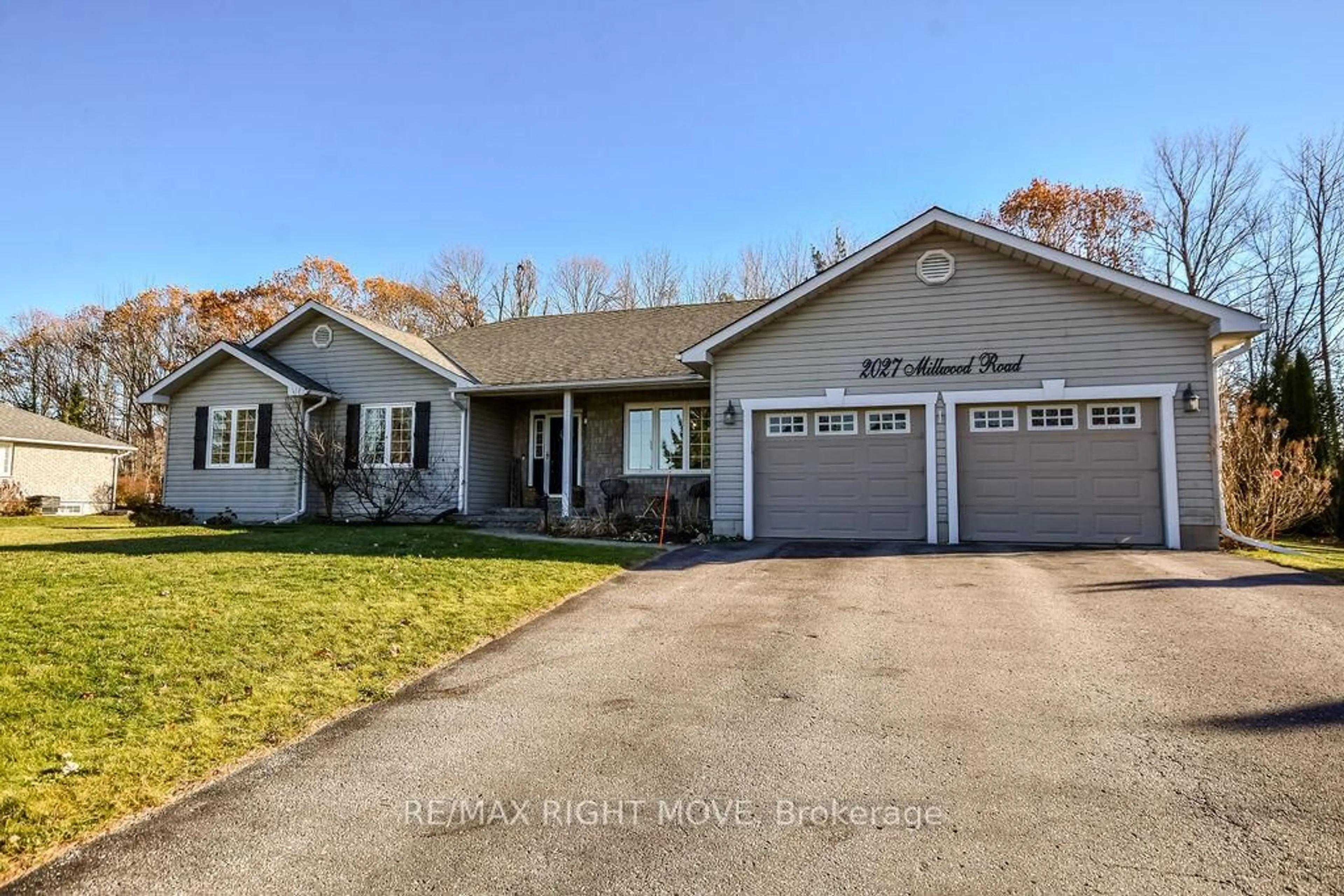 Home with vinyl exterior material, street for 2027 Millwood Rd, Severn Ontario L3V 0V6