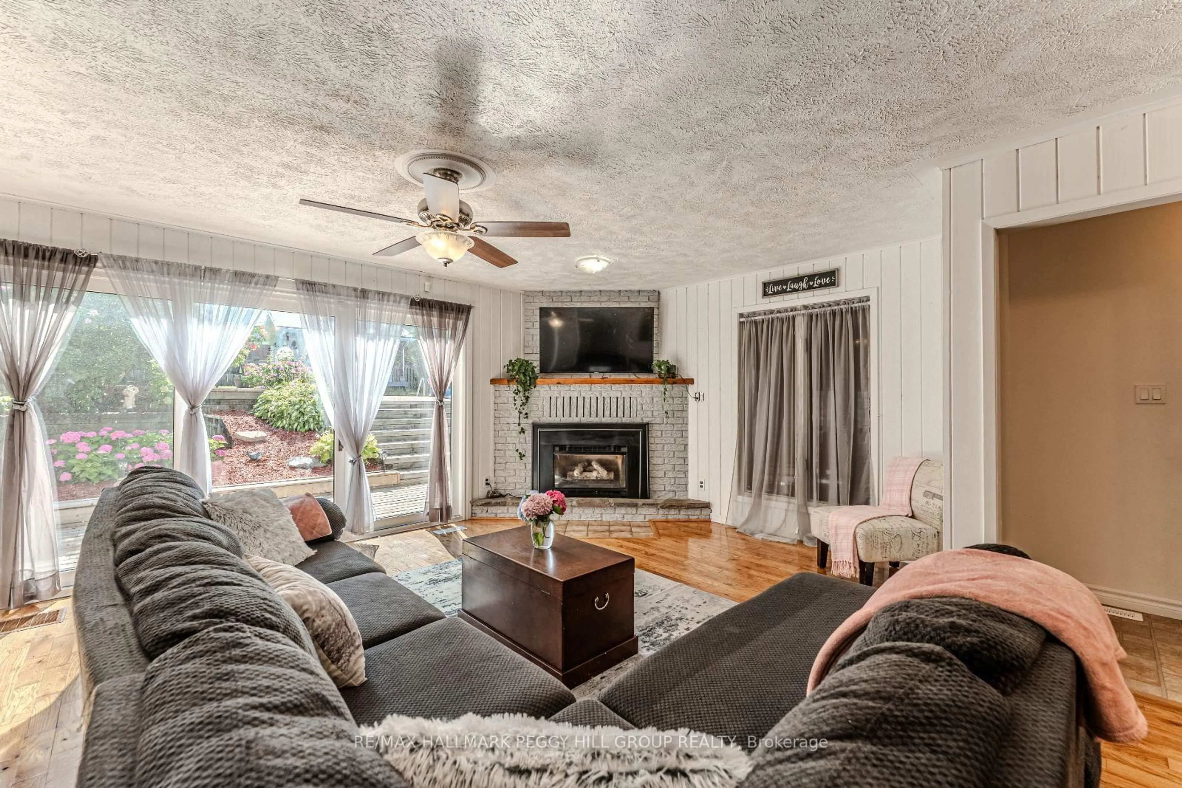 Living room with furniture, unknown for 630 William St, Midland Ontario L4R 2T3