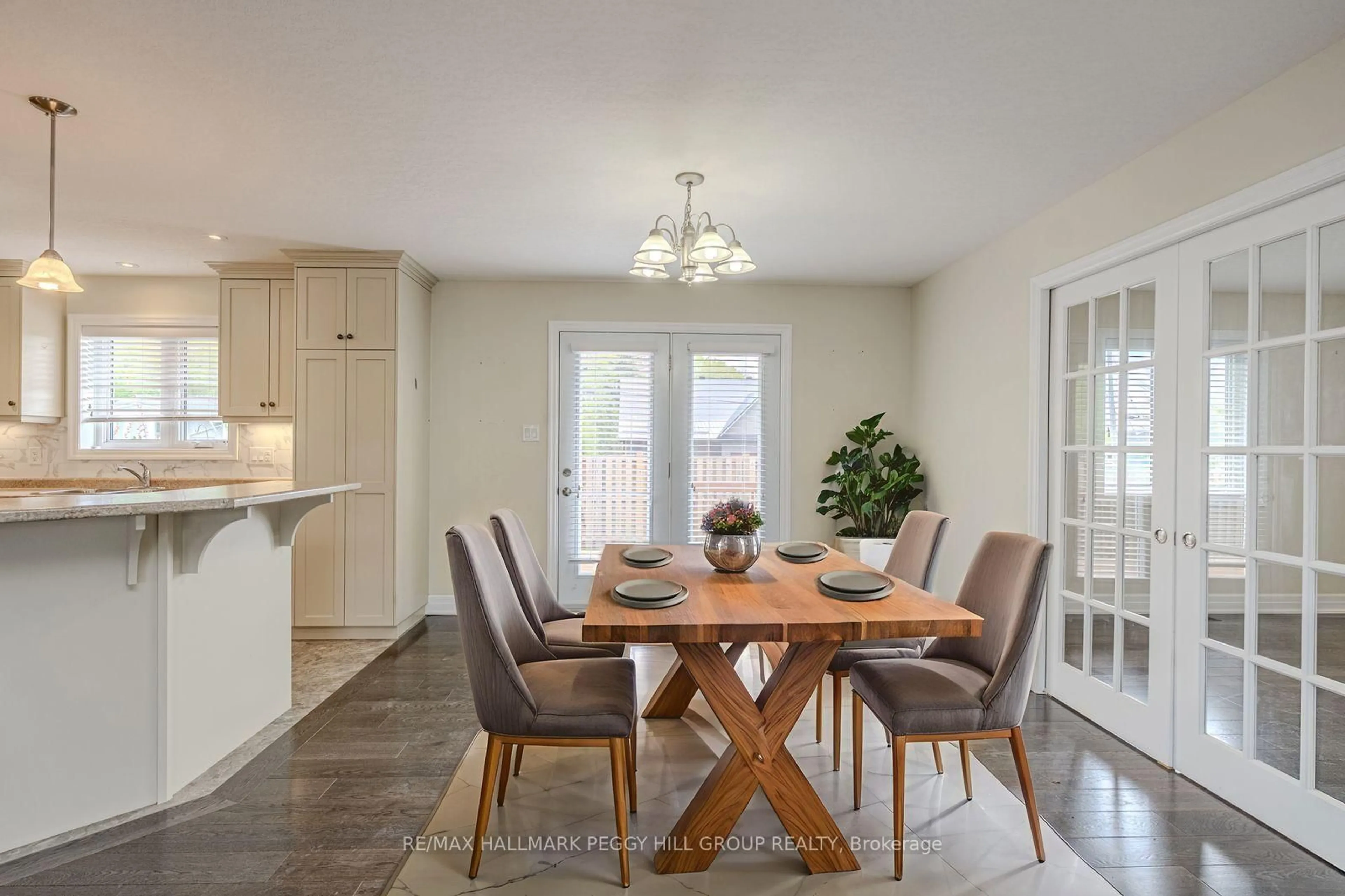 Dining room, unknown for 10 Grew Cres, Penetanguishene Ontario L9M 0A4