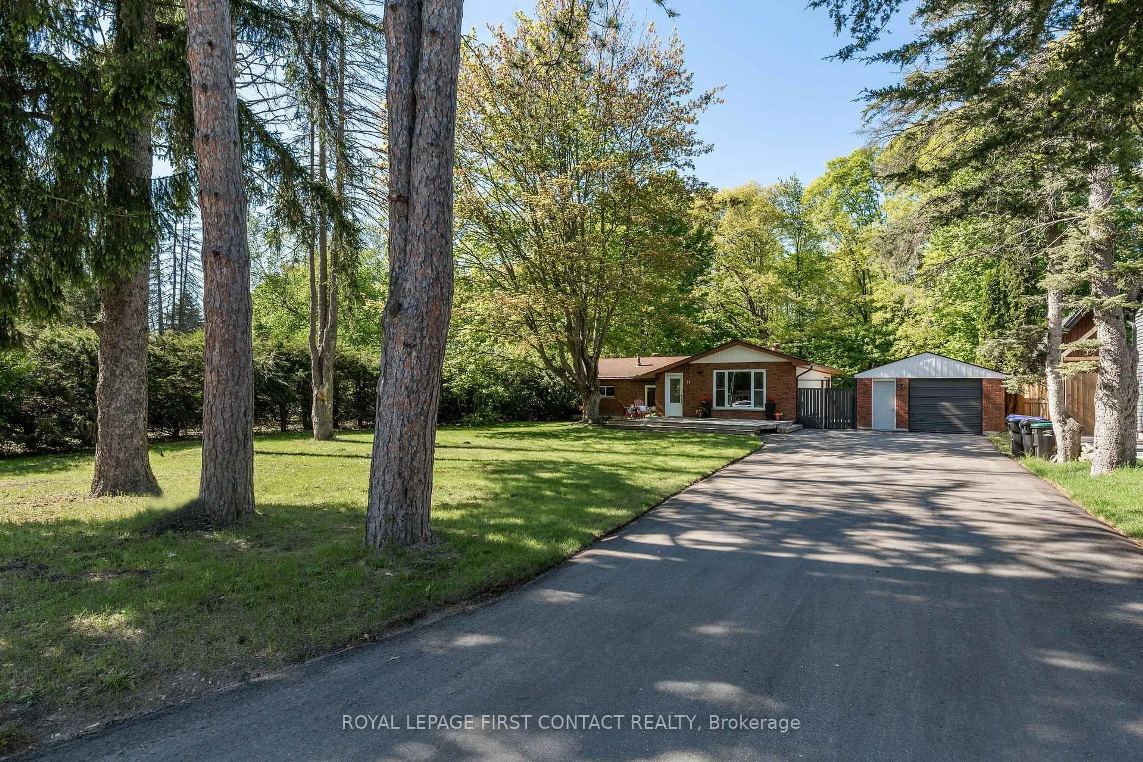 A pic from outside/outdoor area/front of a property/back of a property/a pic from drone, street for 11 Broad St, Penetanguishene Ontario L9M 1E9