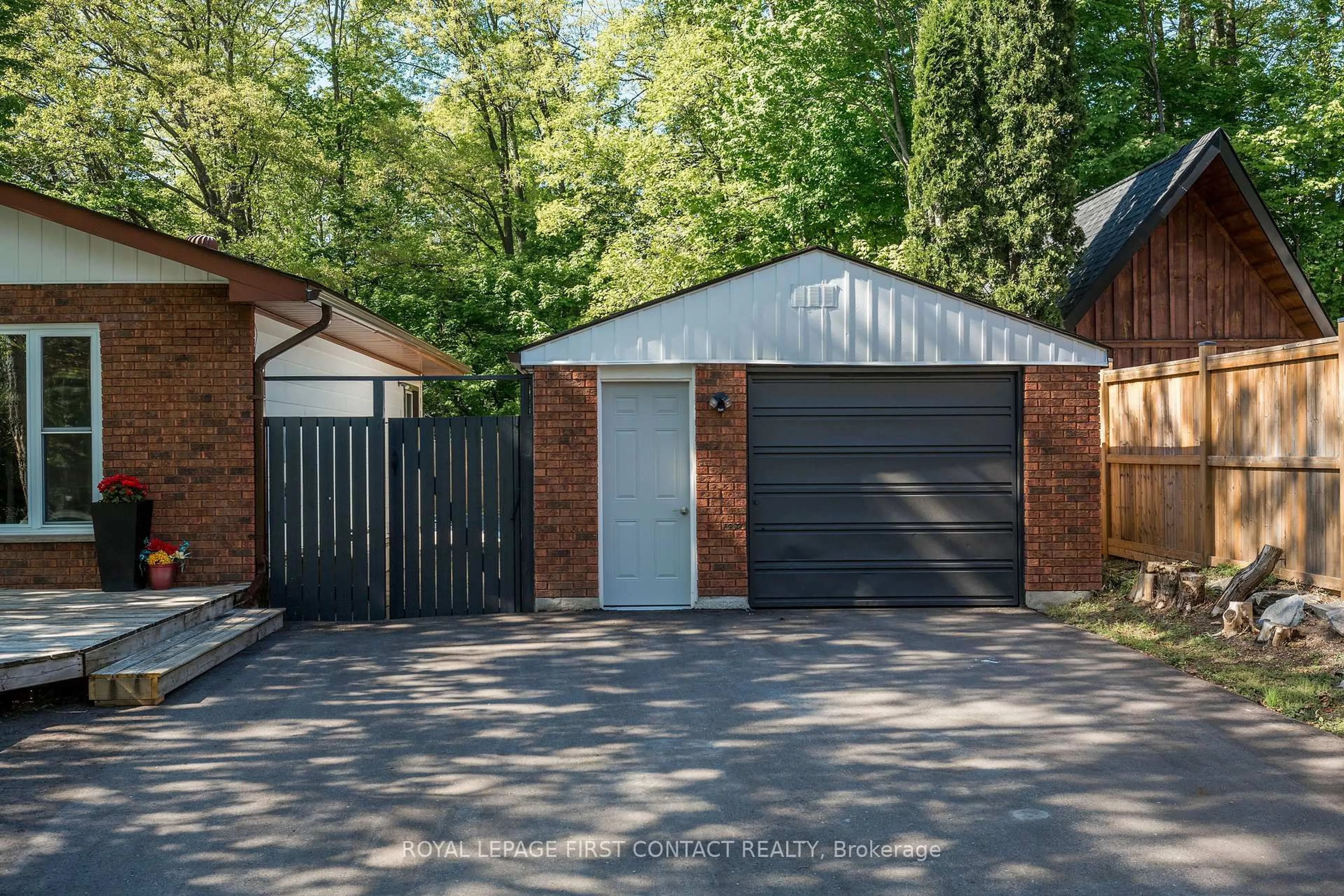 A pic from outside/outdoor area/front of a property/back of a property/a pic from drone, street for 11 Broad St, Penetanguishene Ontario L9M 1E9