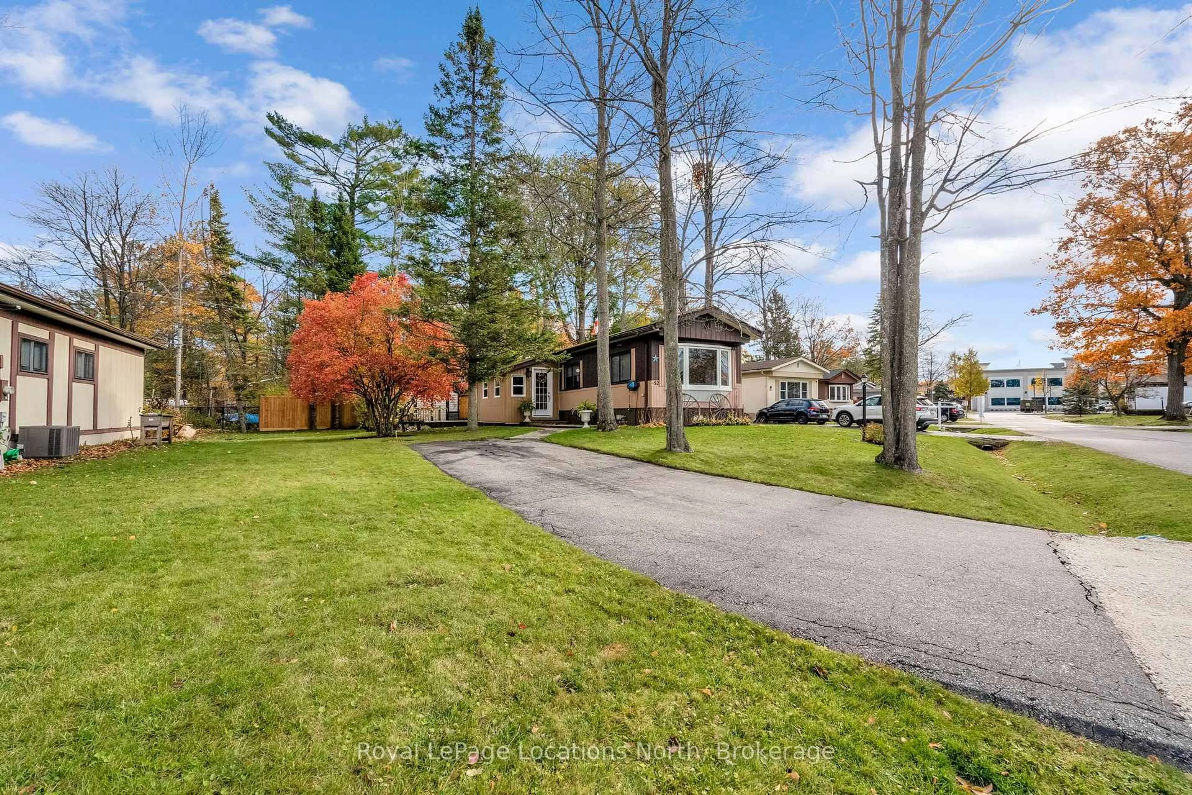 A pic from outside/outdoor area/front of a property/back of a property/a pic from drone, unknown for 52 GEORGIAN GLEN Dr, Wasaga Beach Ontario L9Z 1K7