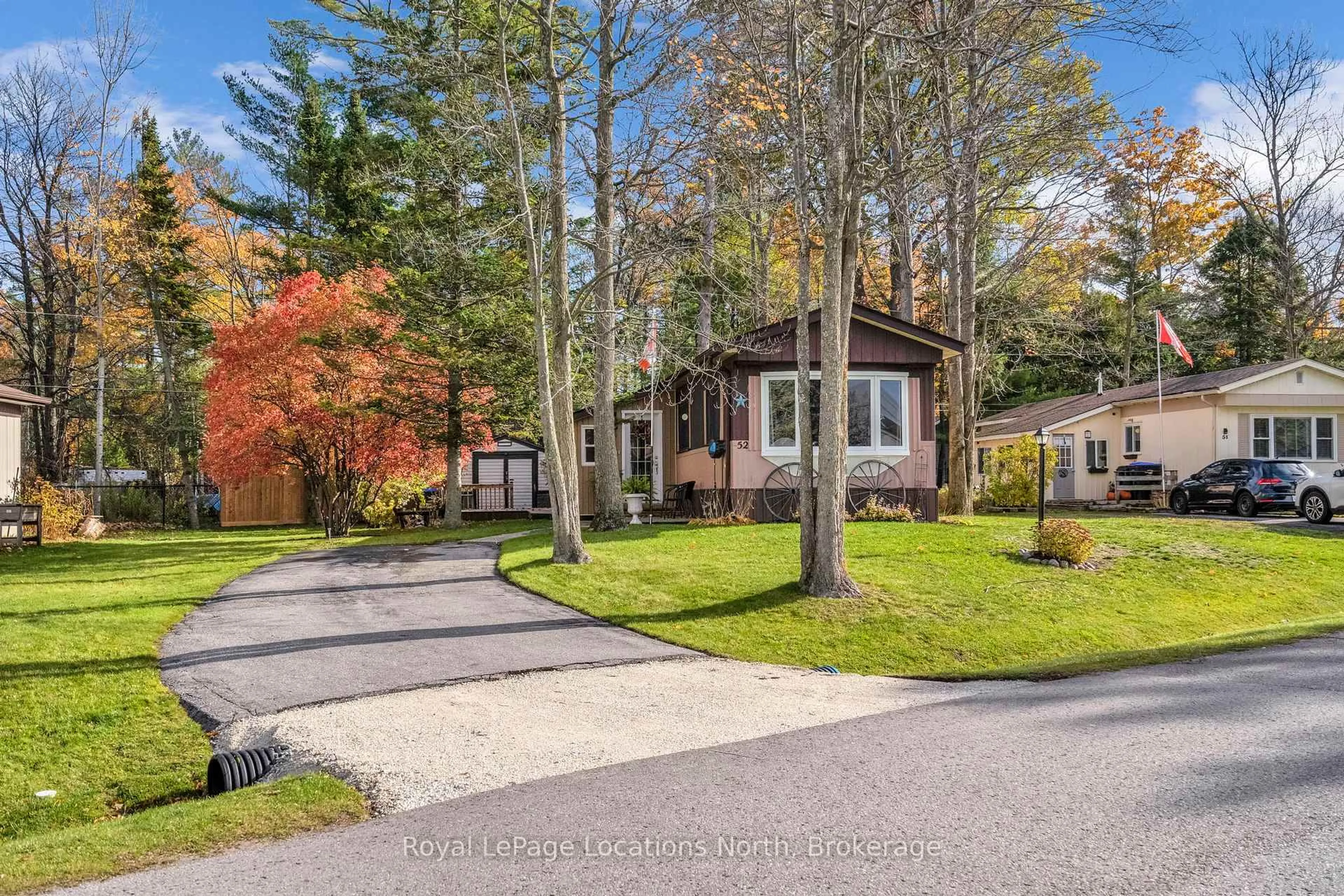 A pic from outside/outdoor area/front of a property/back of a property/a pic from drone, street for 52 GEORGIAN GLEN Dr, Wasaga Beach Ontario L9Z 1K7