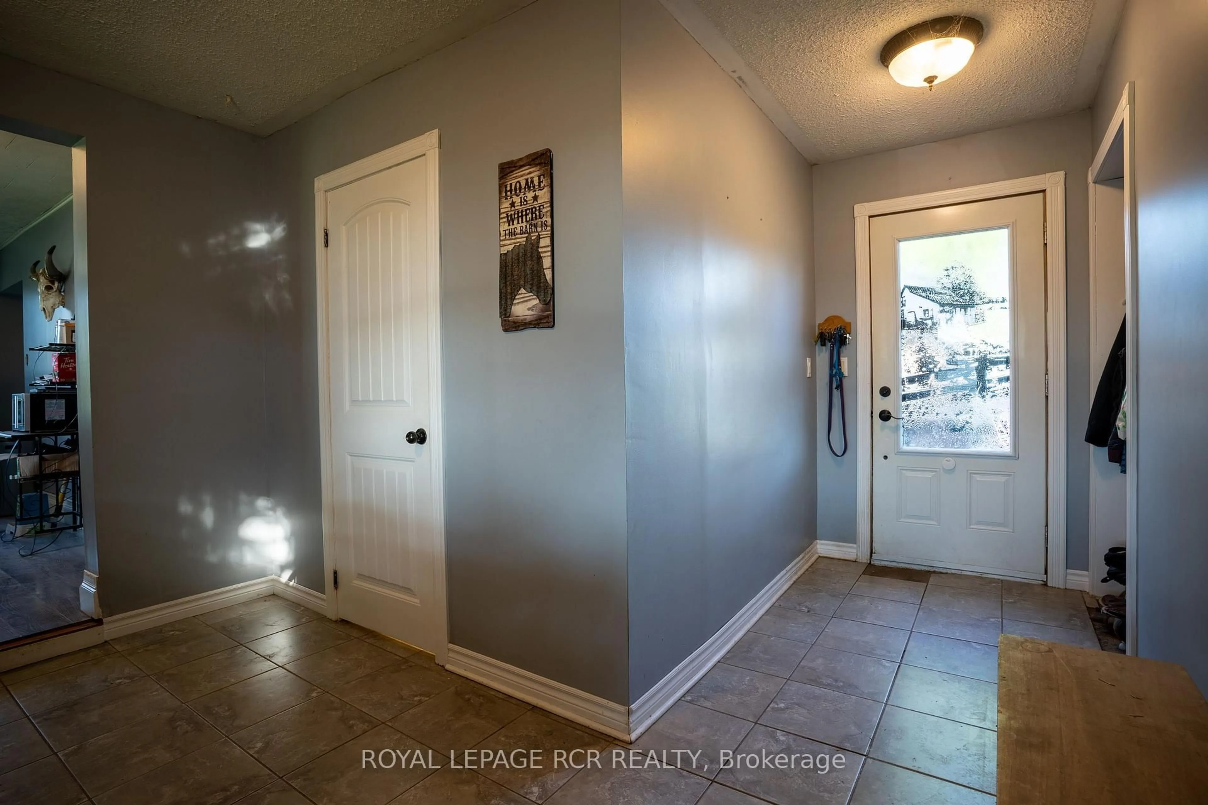 Indoor entryway for 2606 Crossland Rd, Springwater Ontario L0L 1P0