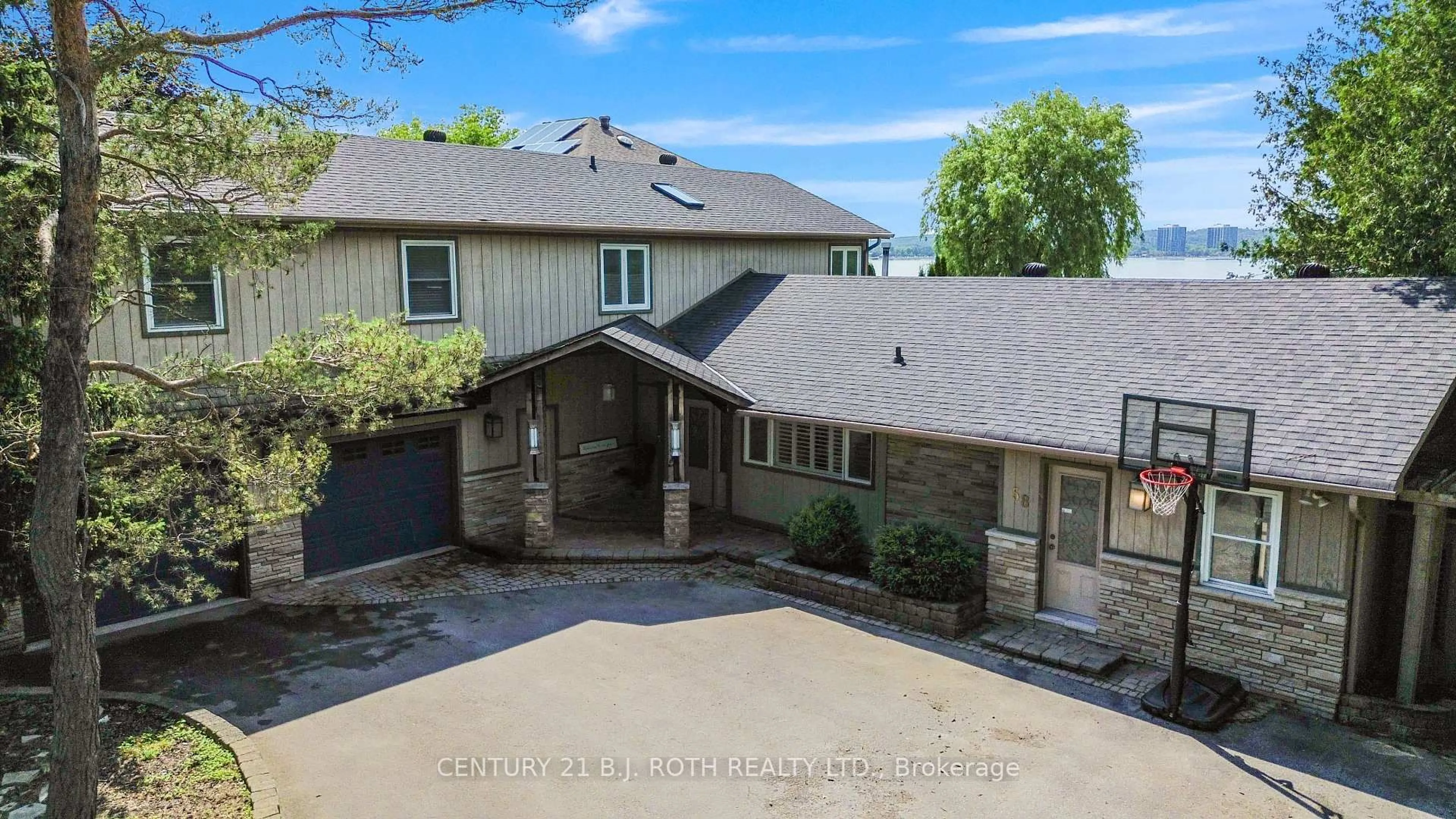 A pic from outside/outdoor area/front of a property/back of a property/a pic from drone, street for 58 White Oaks Rd, Barrie Ontario L4N 4B9