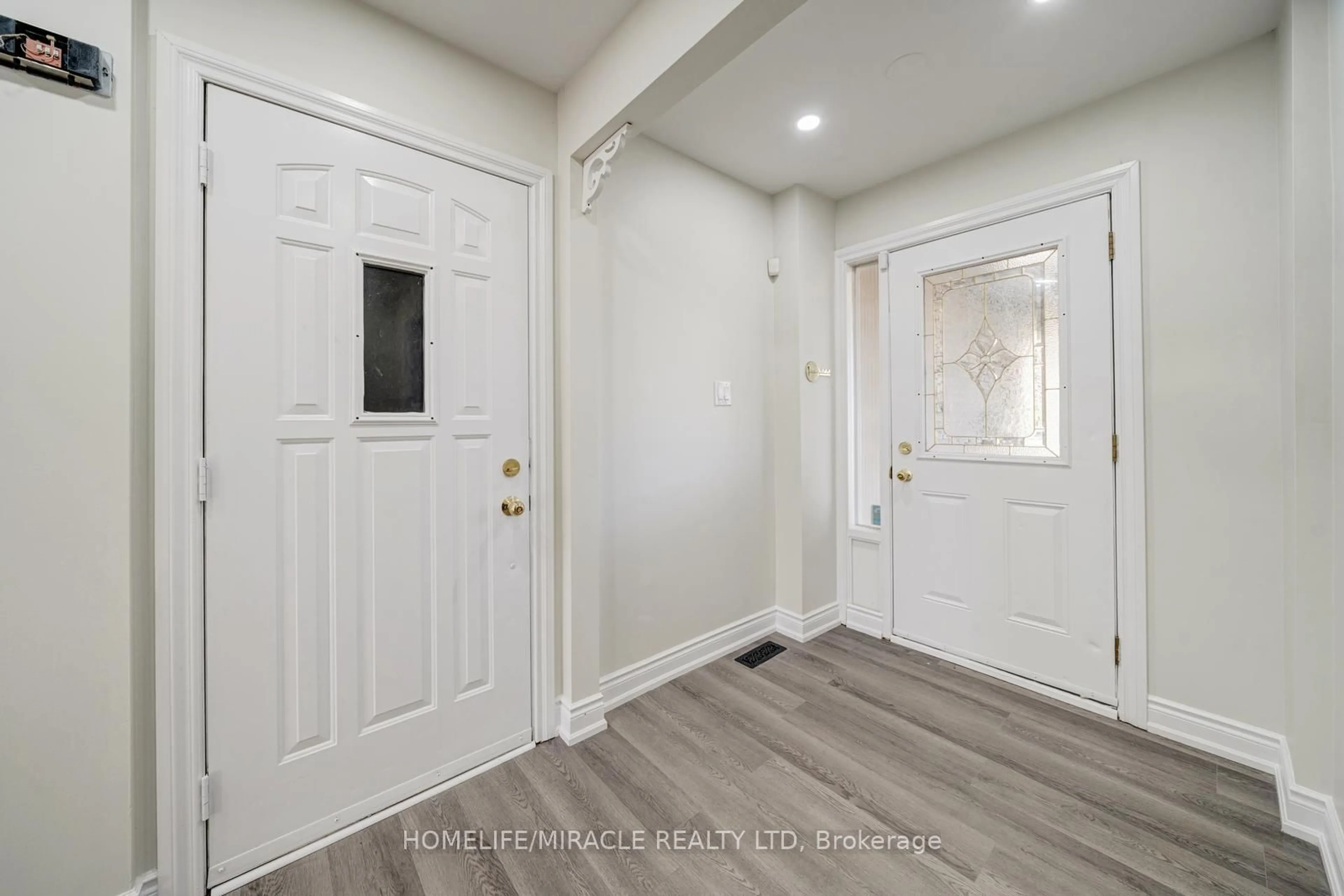 Indoor entryway for 100 Kozlov St, Barrie Ontario L4N 4P9
