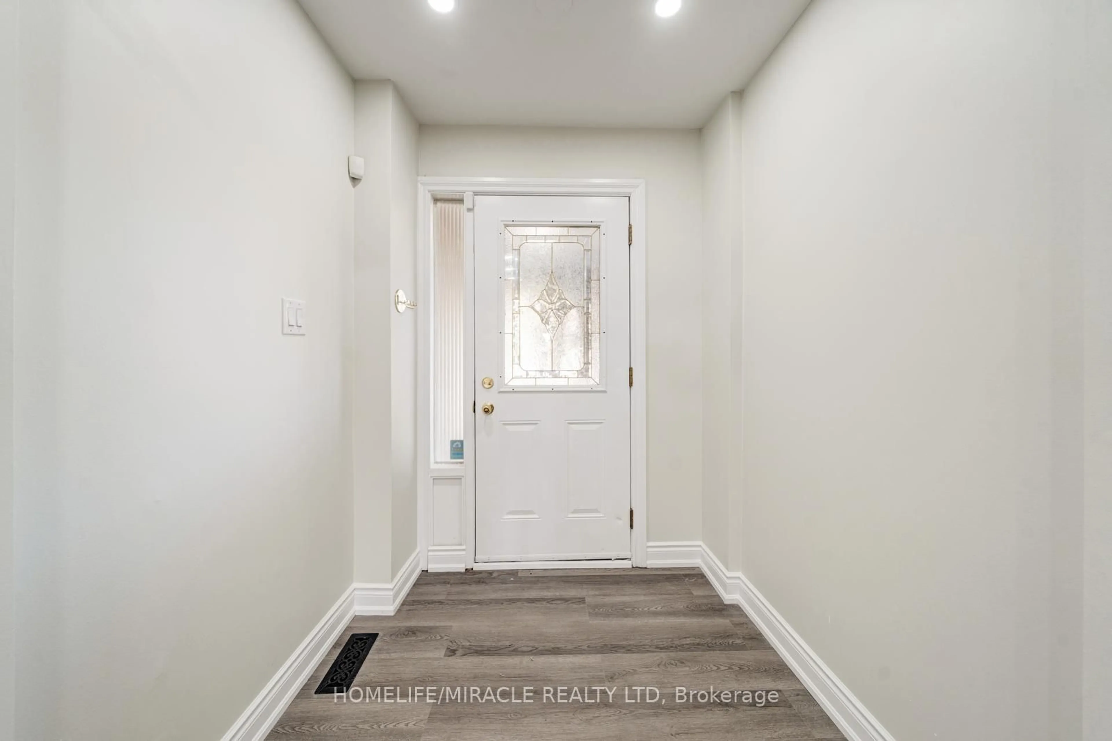 Indoor entryway for 100 Kozlov St, Barrie Ontario L4N 4P9