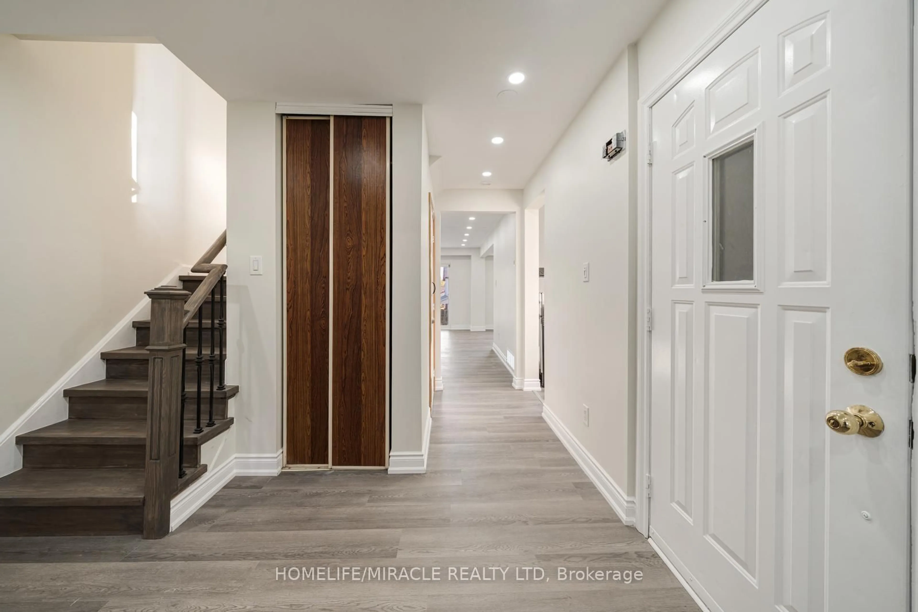 Indoor entryway for 100 Kozlov St, Barrie Ontario L4N 4P9