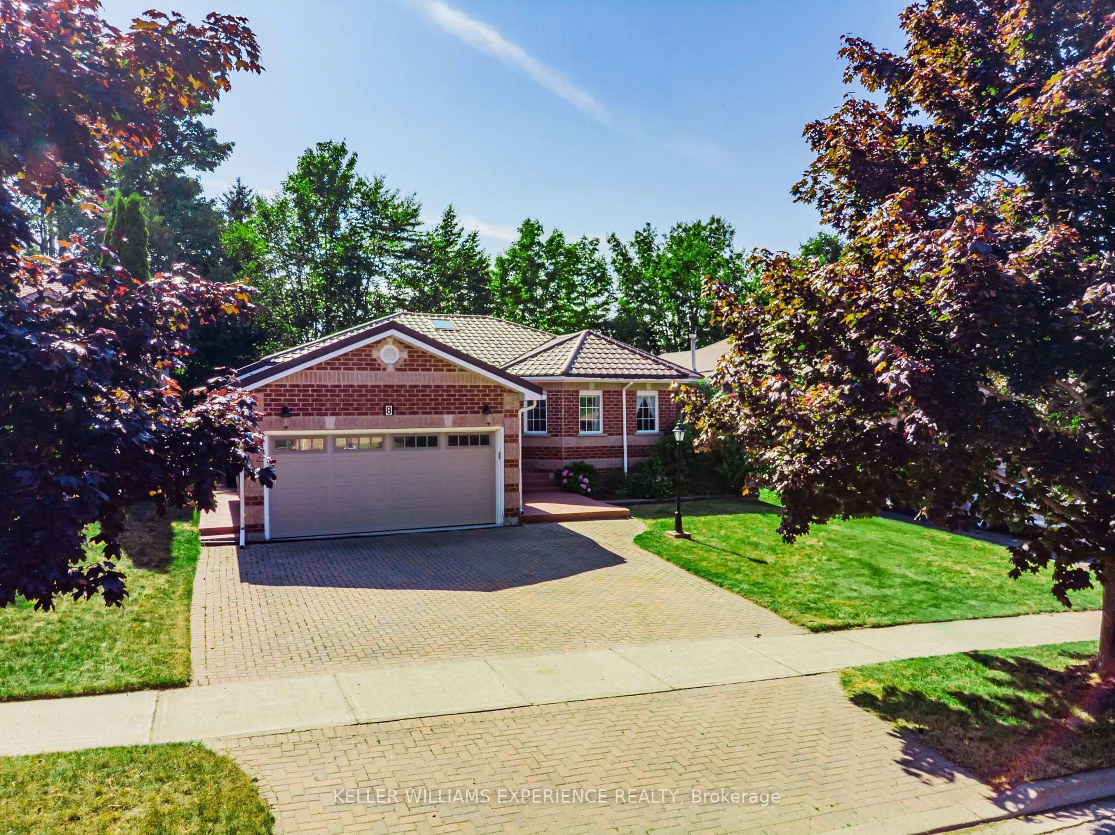 A pic from outside/outdoor area/front of a property/back of a property/a pic from drone, street for 8 Kell Pl, Barrie Ontario L4N 9K3