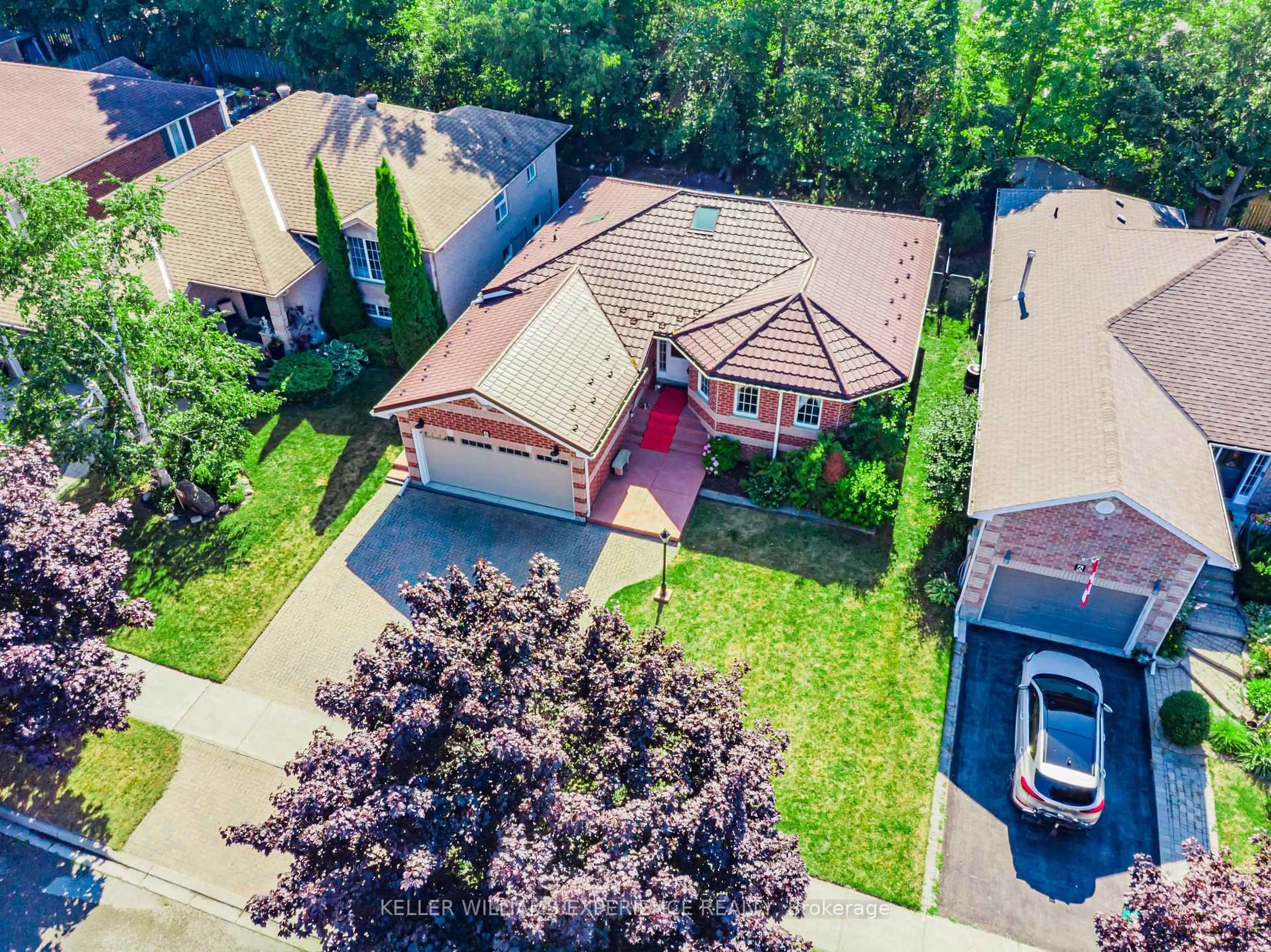 A pic from outside/outdoor area/front of a property/back of a property/a pic from drone, street for 8 Kell Pl, Barrie Ontario L4N 9K3