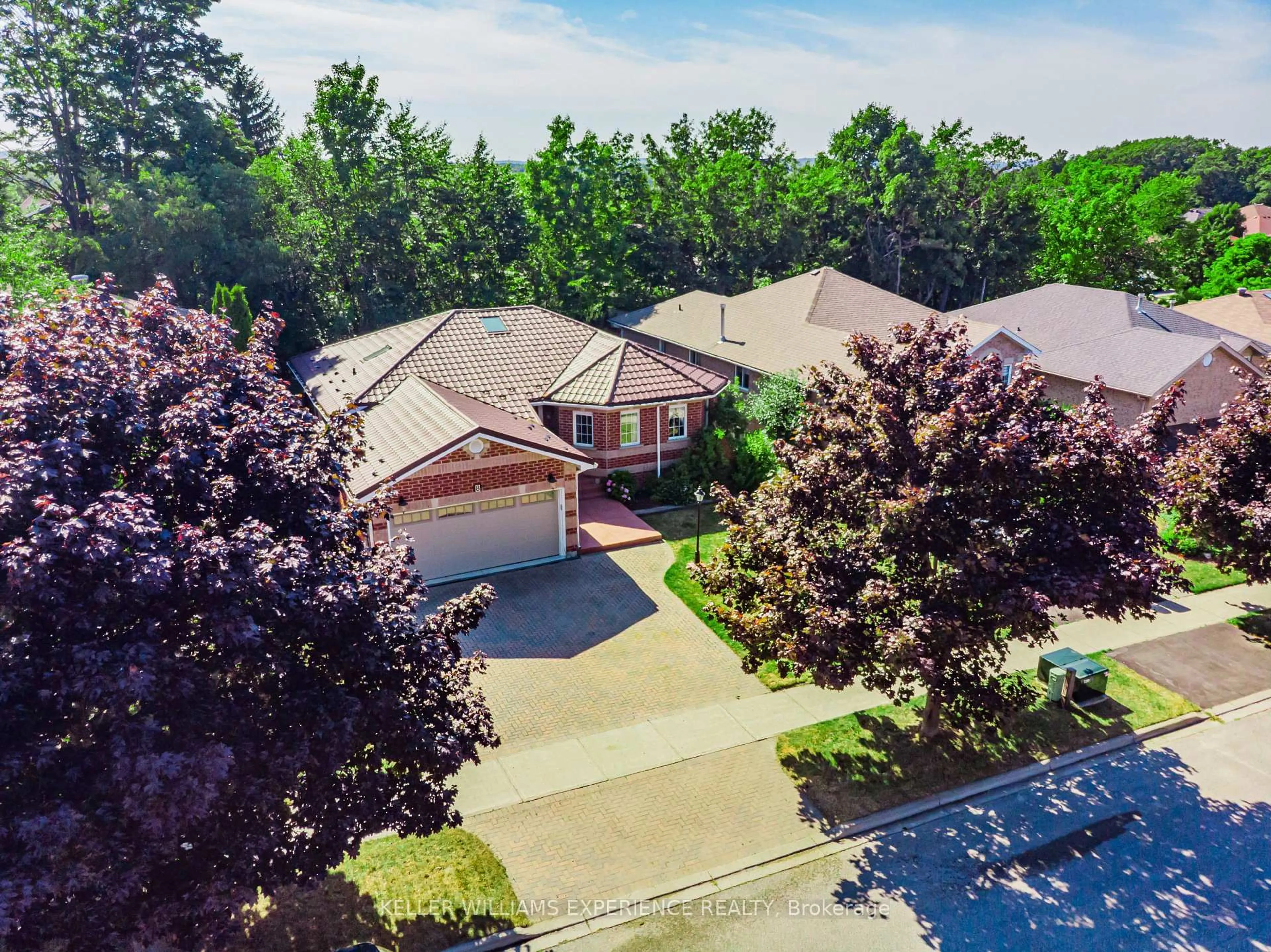 A pic from outside/outdoor area/front of a property/back of a property/a pic from drone, unknown for 8 Kell Pl, Barrie Ontario L4N 9K3