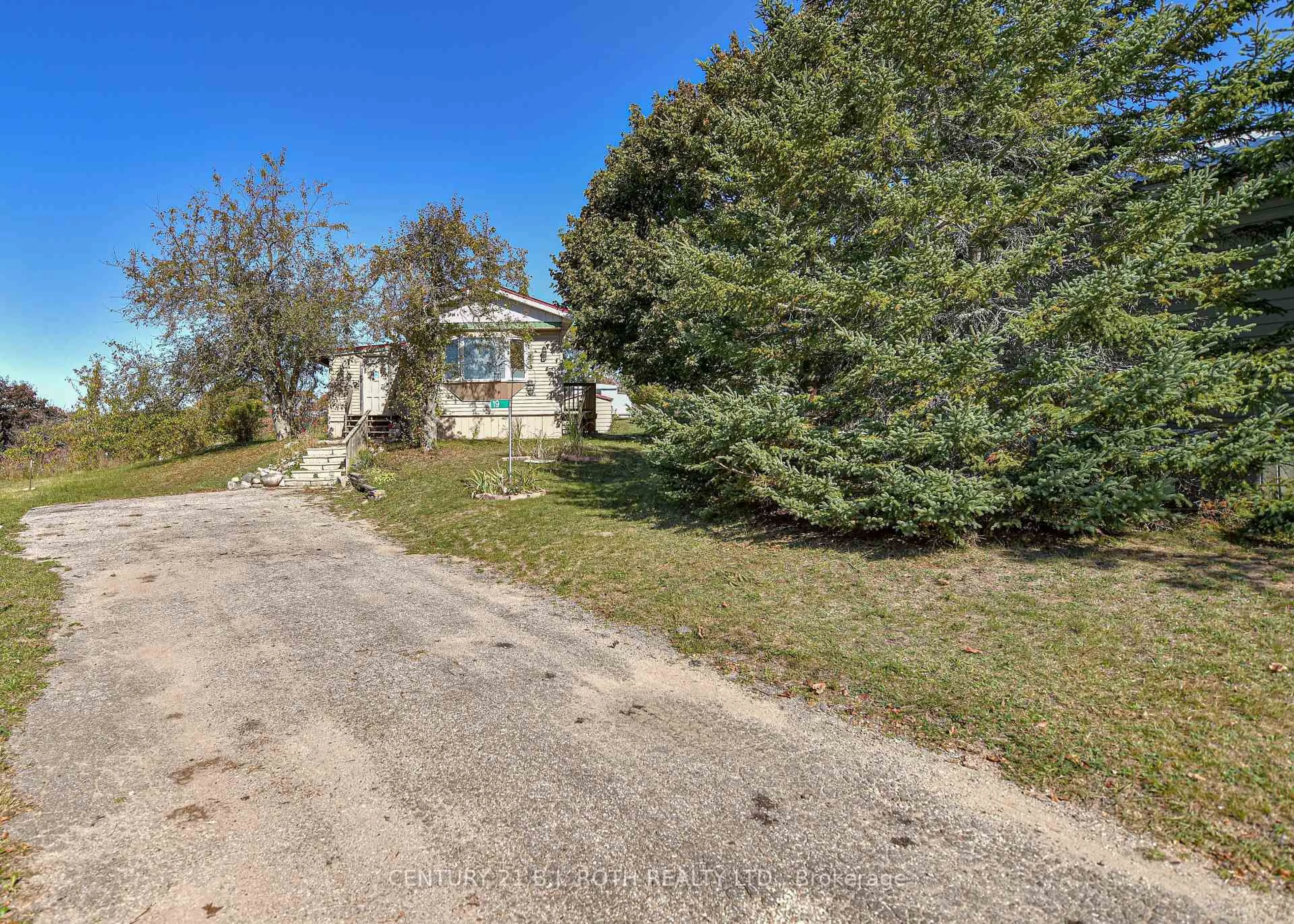 A pic from outside/outdoor area/front of a property/back of a property/a pic from drone, street for 19 Claremont Cres, Oro-Medonte Ontario L3V 0P9