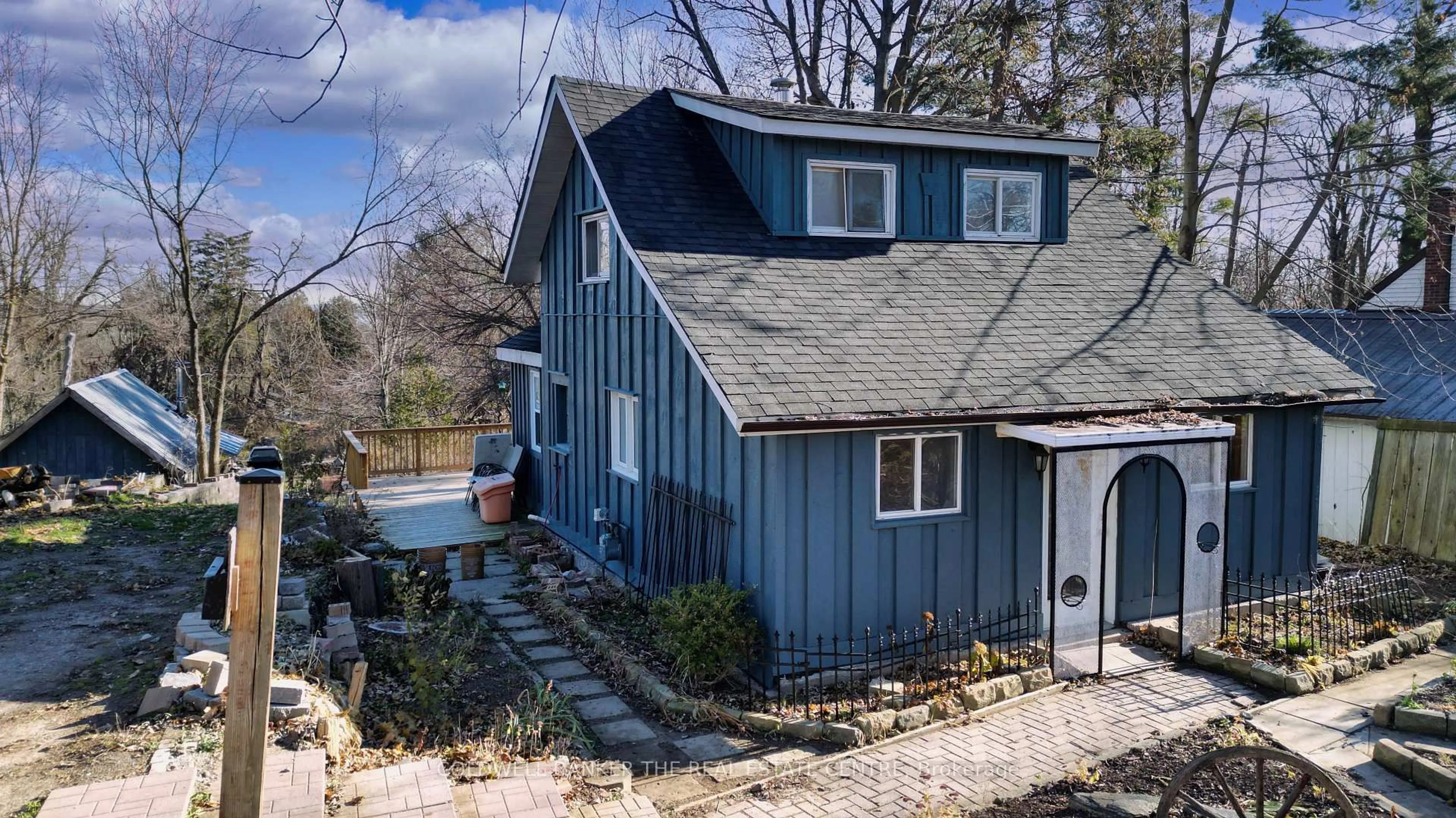 A pic from outside/outdoor area/front of a property/back of a property/a pic from drone, water/lake/river/ocean view for 532 Laclie St, Orillia Ontario L3V 4P9