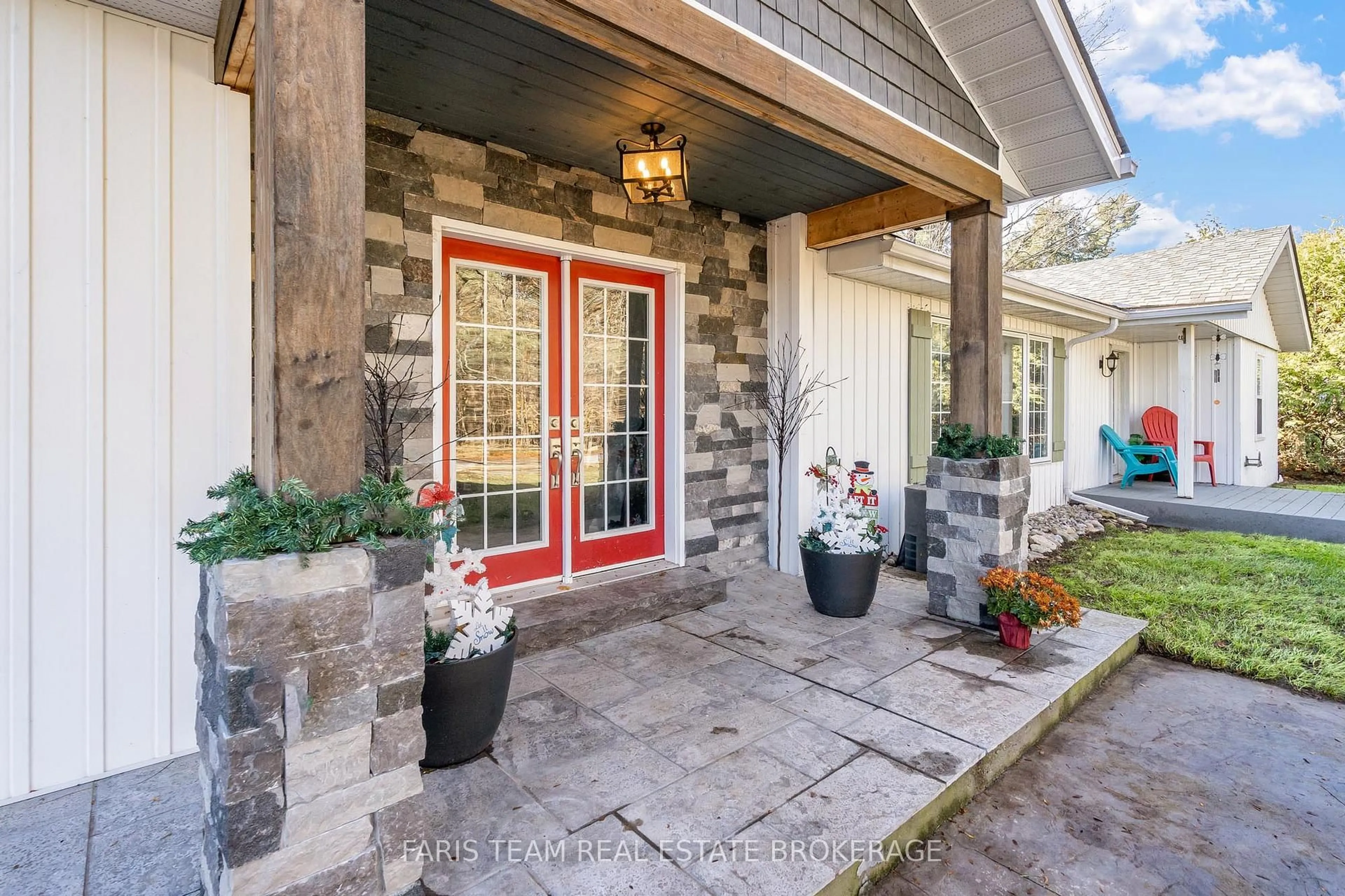 Indoor entryway for 1074 Lafontaine Rd, Penetanguishene Ontario L9M 1P9