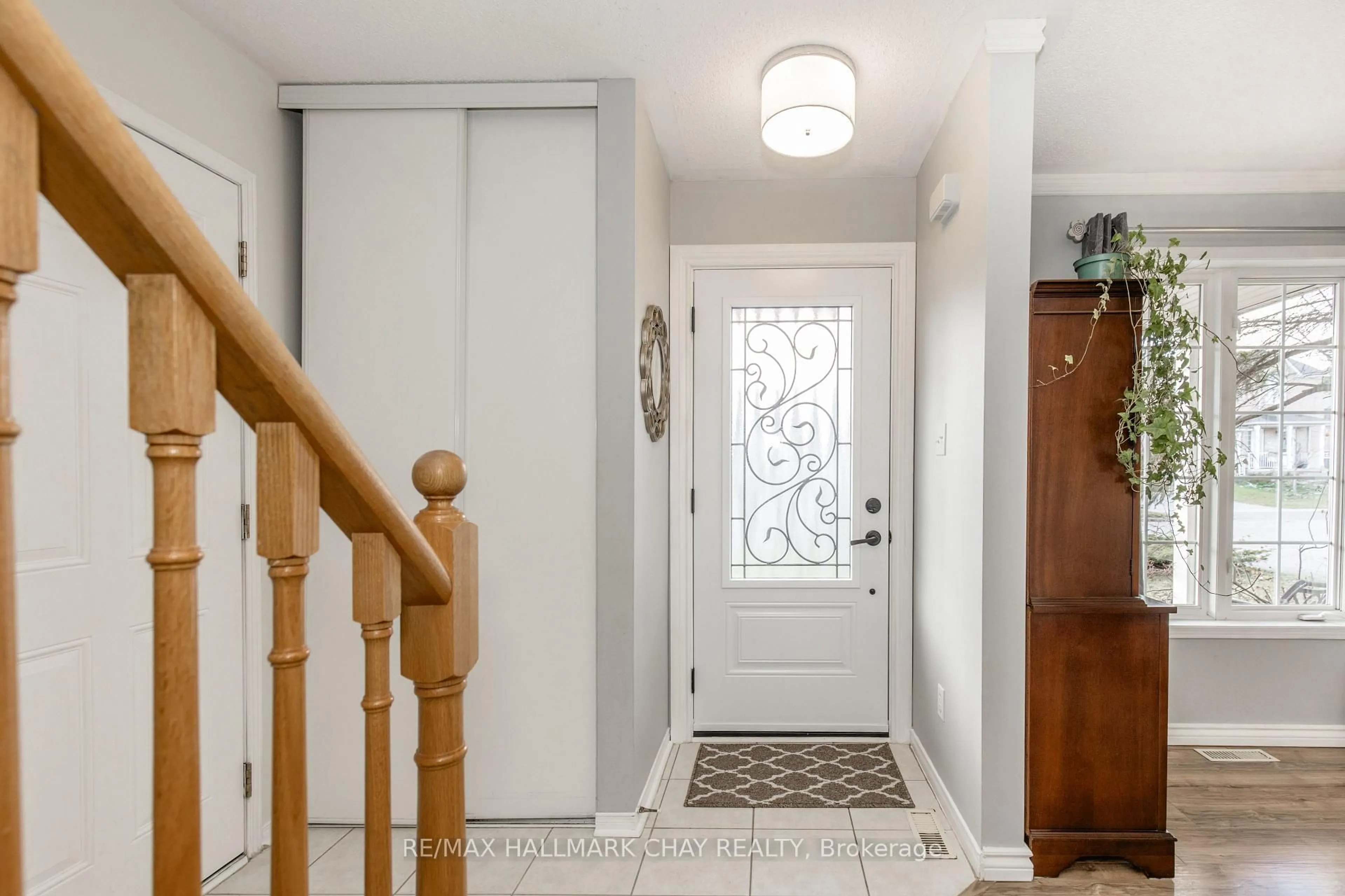 Indoor entryway for 86 Trevino Circ, Barrie Ontario L4M 6T8