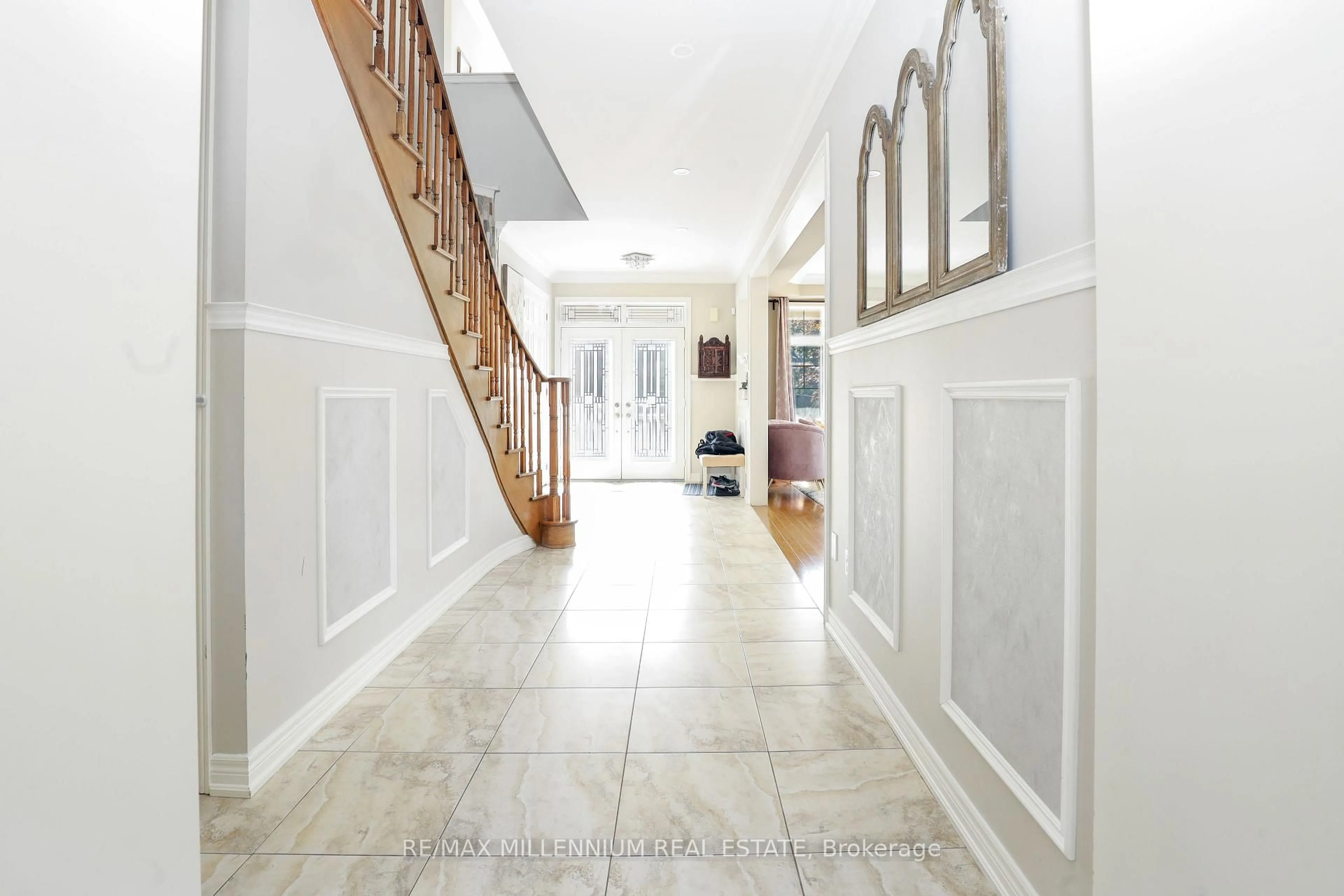 Indoor foyer for 58 Trail Blvd, Springwater Ontario L9X 0S4