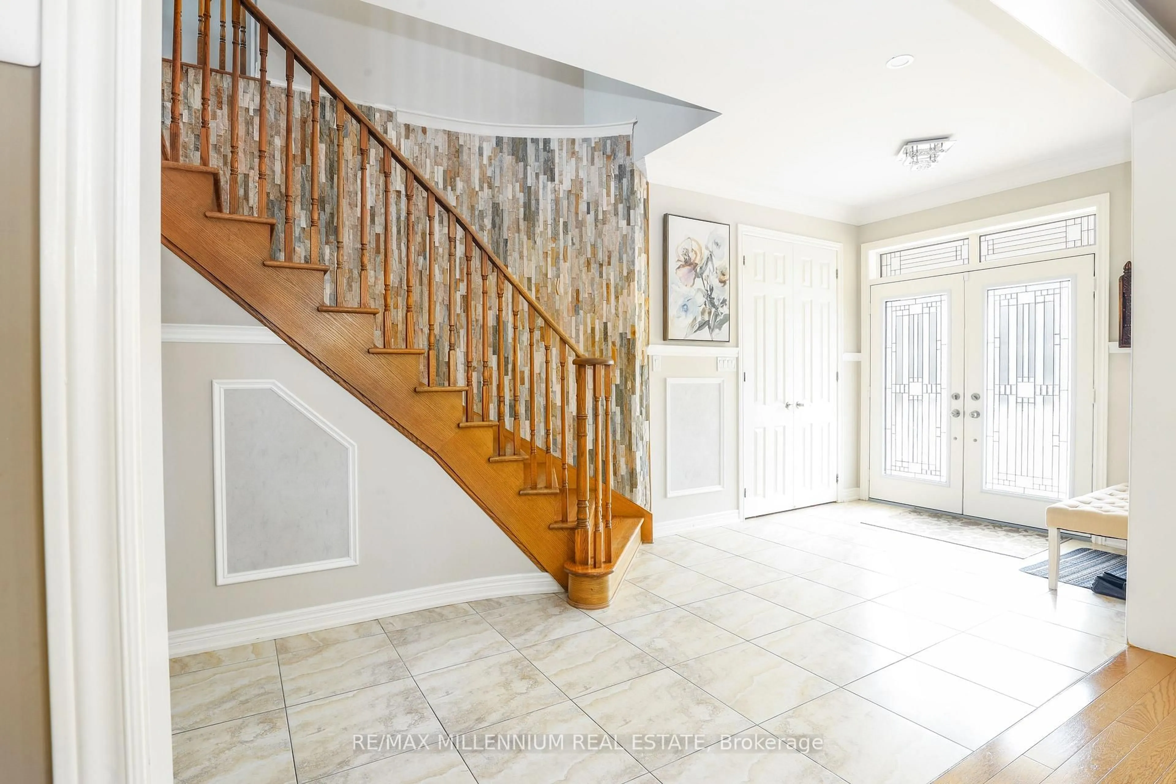 Indoor entryway for 58 Trail Blvd, Springwater Ontario L9X 0S4