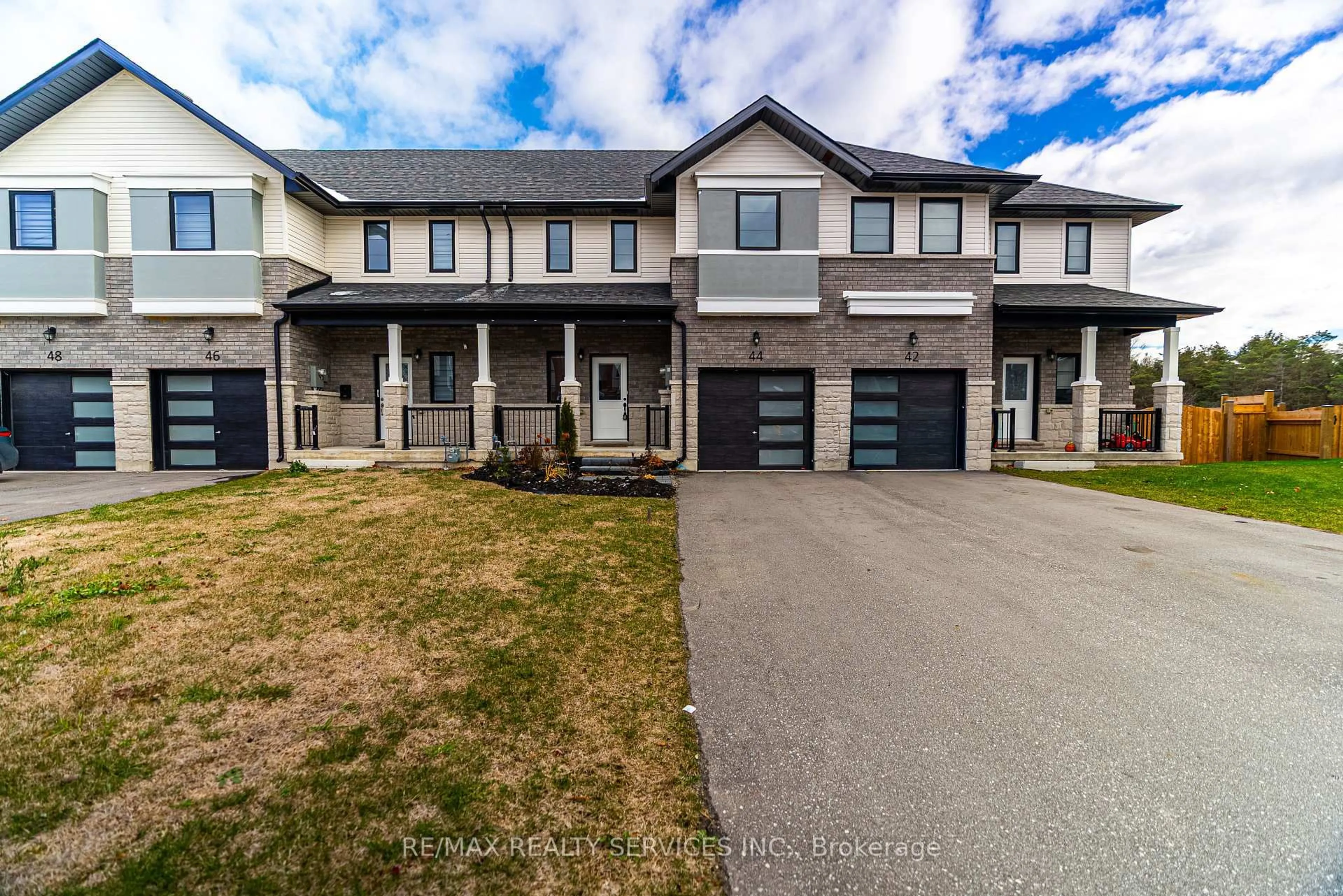 A pic from outside/outdoor area/front of a property/back of a property/a pic from drone, street for 44 Lahey Cres, Penetanguishene Ontario L9M 0W1