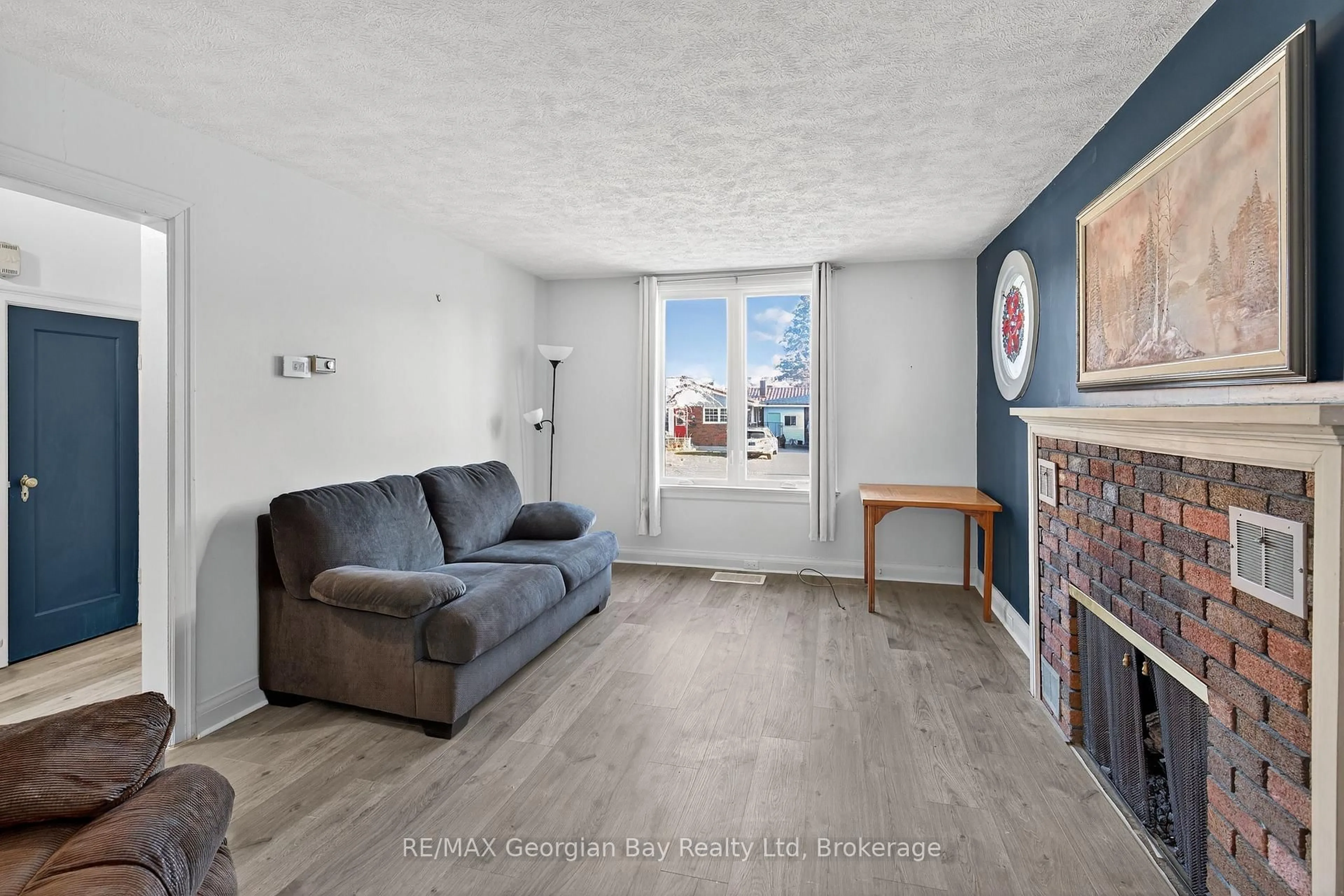 Living room with furniture, unknown for 344 MANLY St, Midland Ontario L4R 3C9