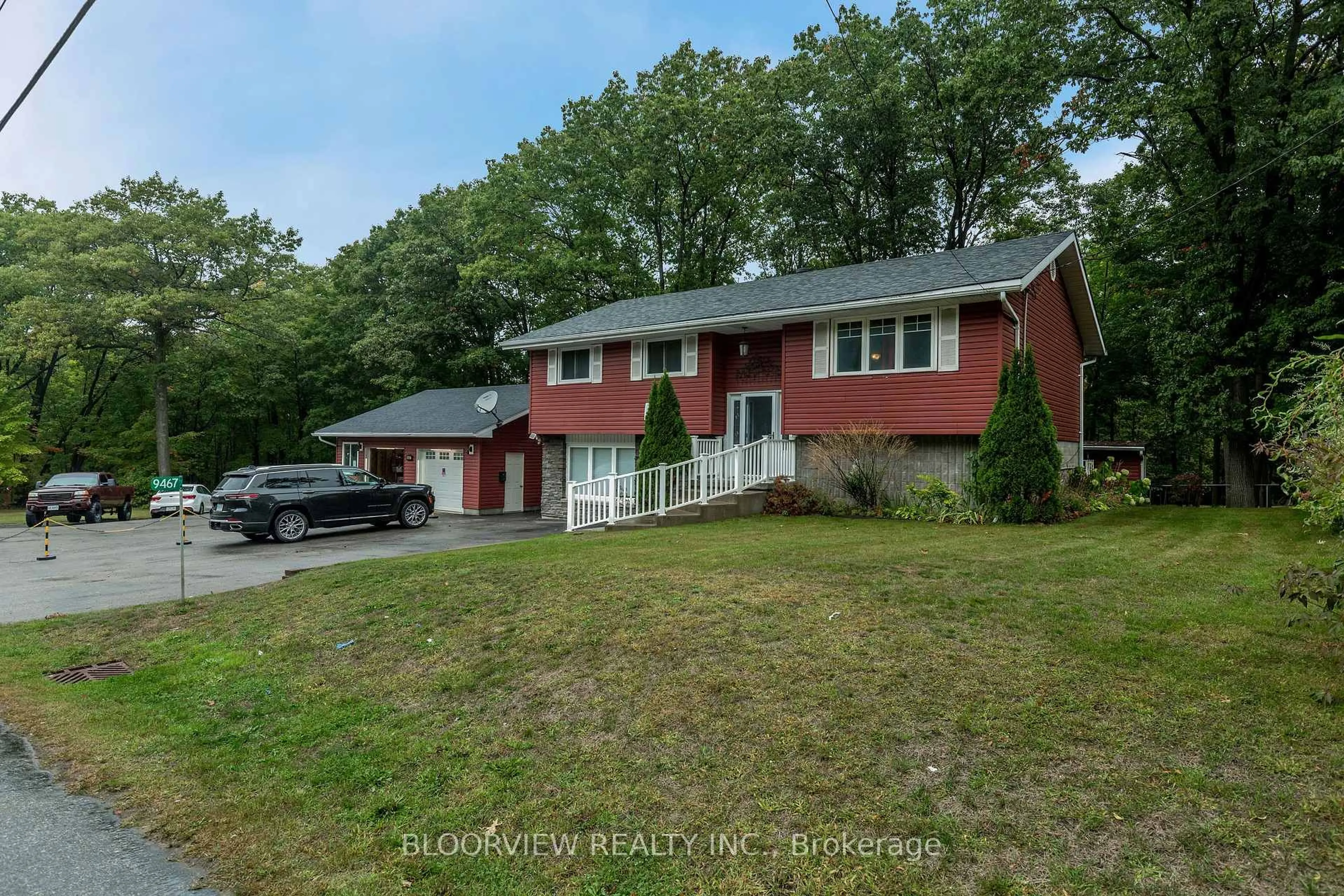 A pic from outside/outdoor area/front of a property/back of a property/a pic from drone, street for 9467 County 93 Rd, Midland Ontario L4R 4L9