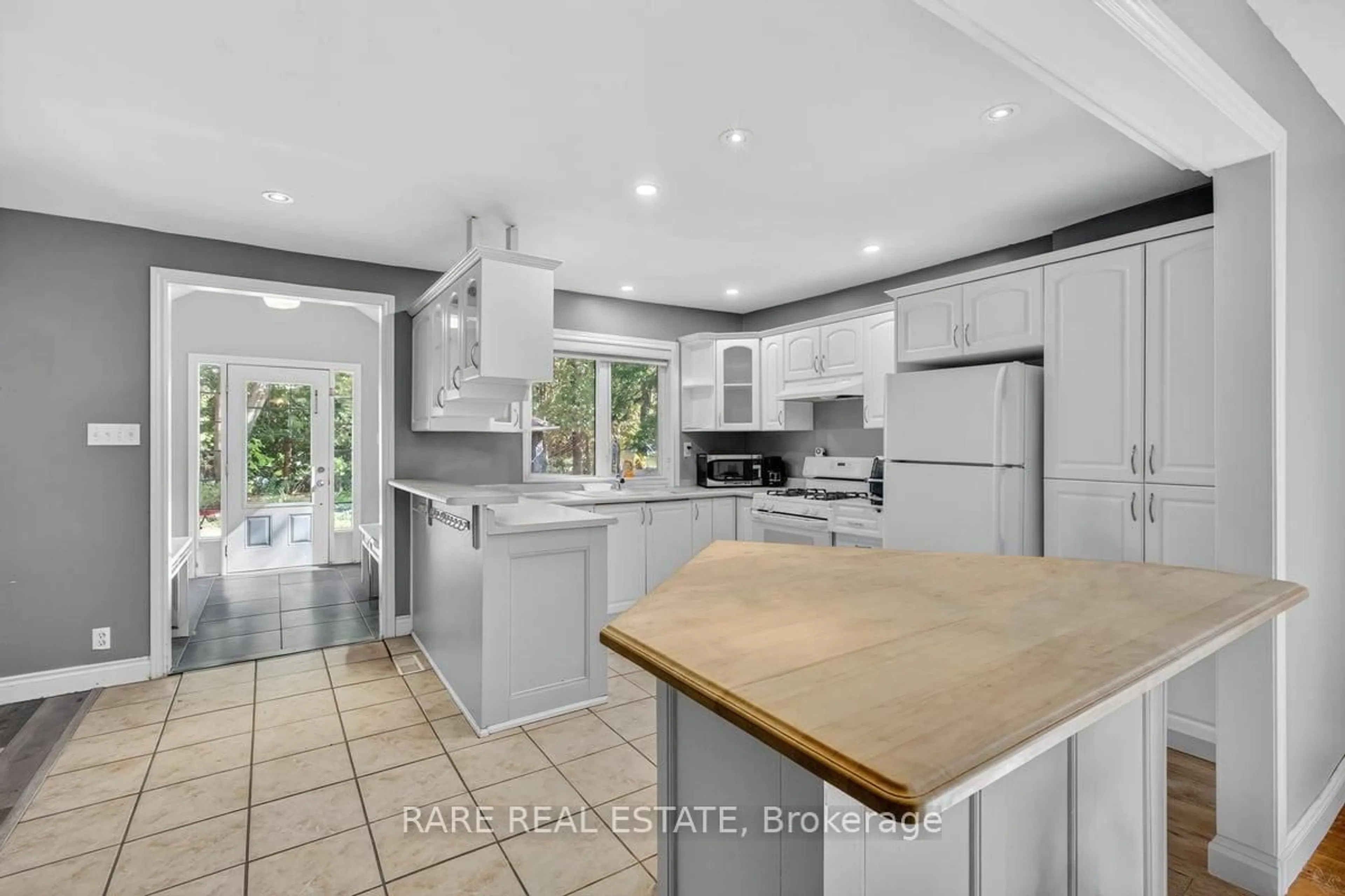 Open concept kitchen, ceramic/tile floor for 56 SMALLMAN Dr, Wasaga Beach Ontario L9Z 1L1