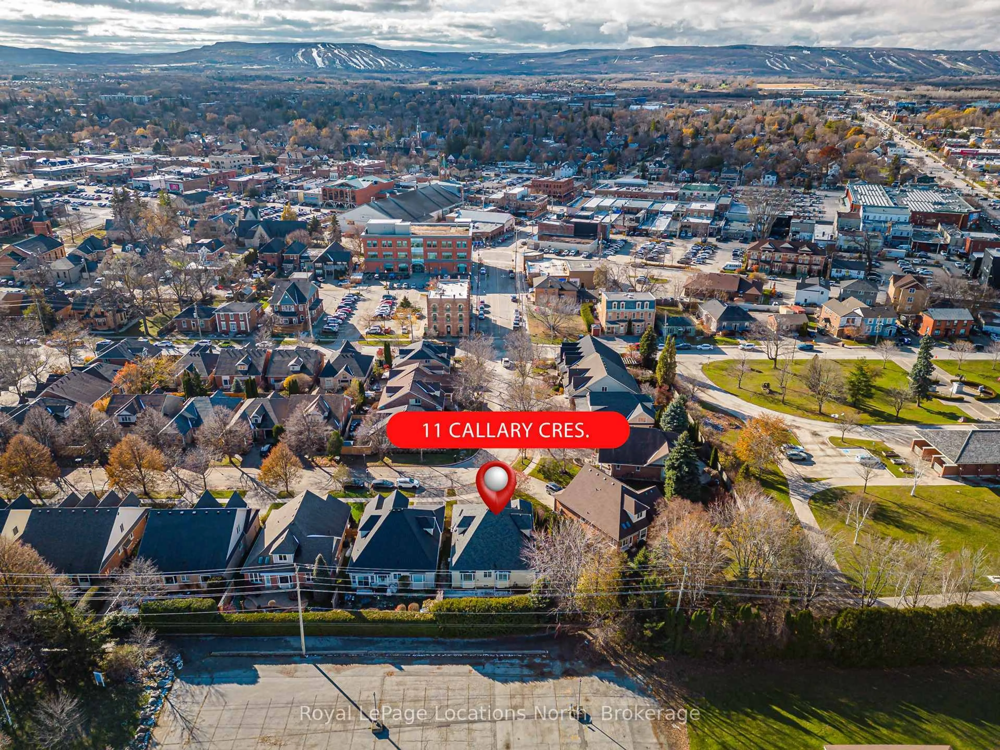 A pic from outside/outdoor area/front of a property/back of a property/a pic from drone, mountain view for 11 Callary Cres, Collingwood Ontario L9Y 4X9