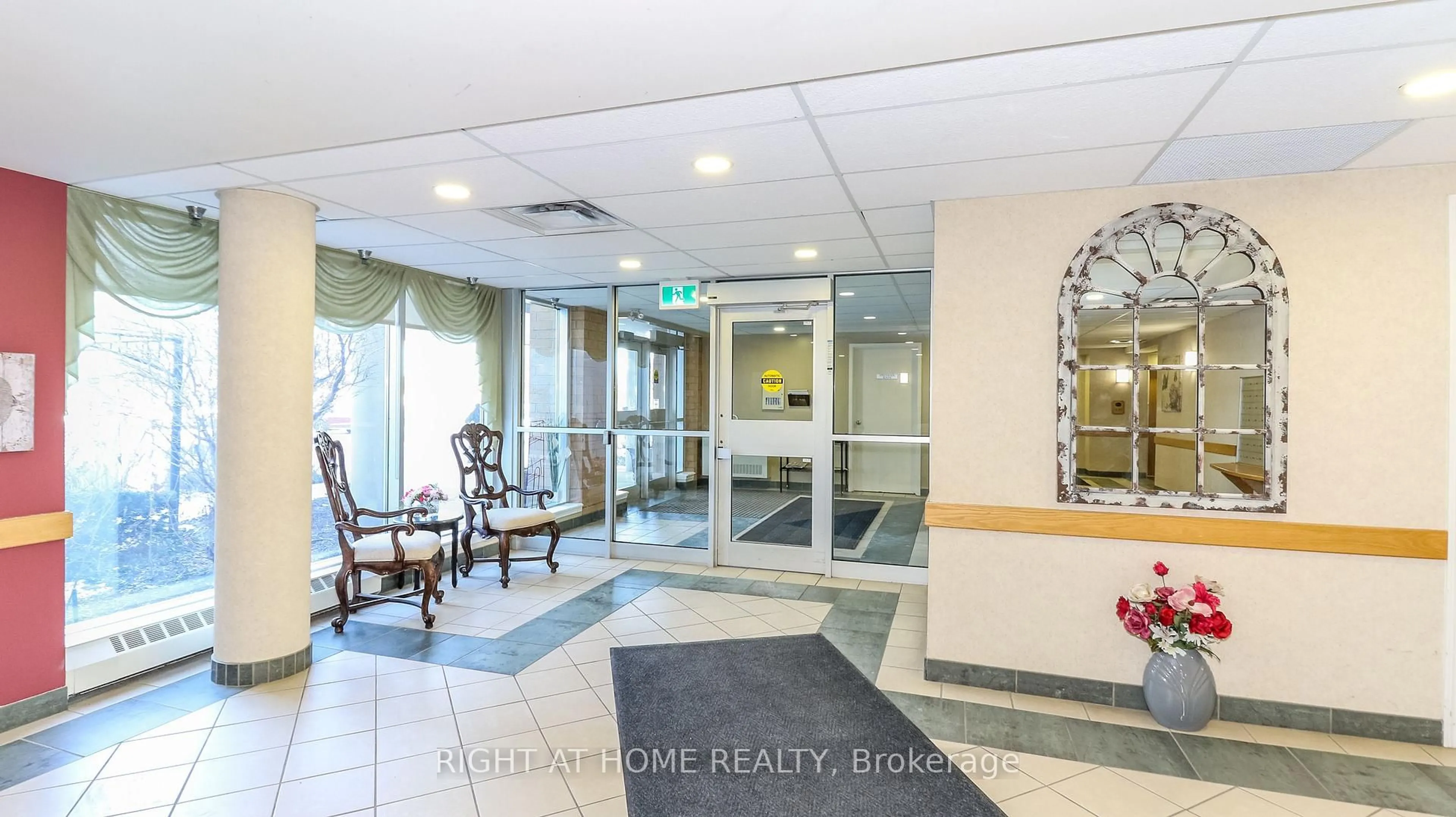 Indoor foyer for 94 DEAN Ave #505, Barrie Ontario L4N 0M3
