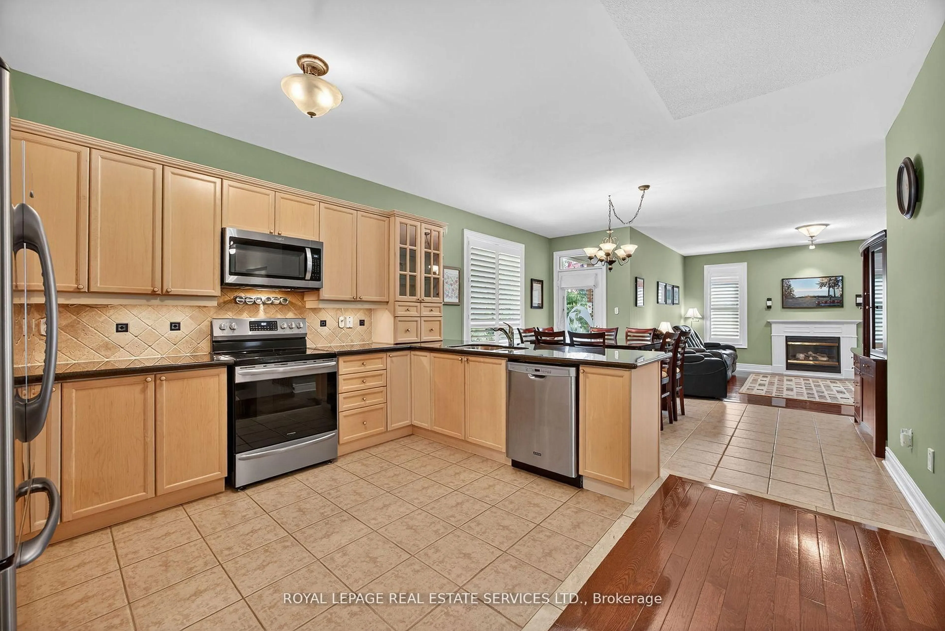 Open concept kitchen, ceramic/tile floor for 17 Northwood Dr, Wasaga Beach Ontario L9Z 3B5