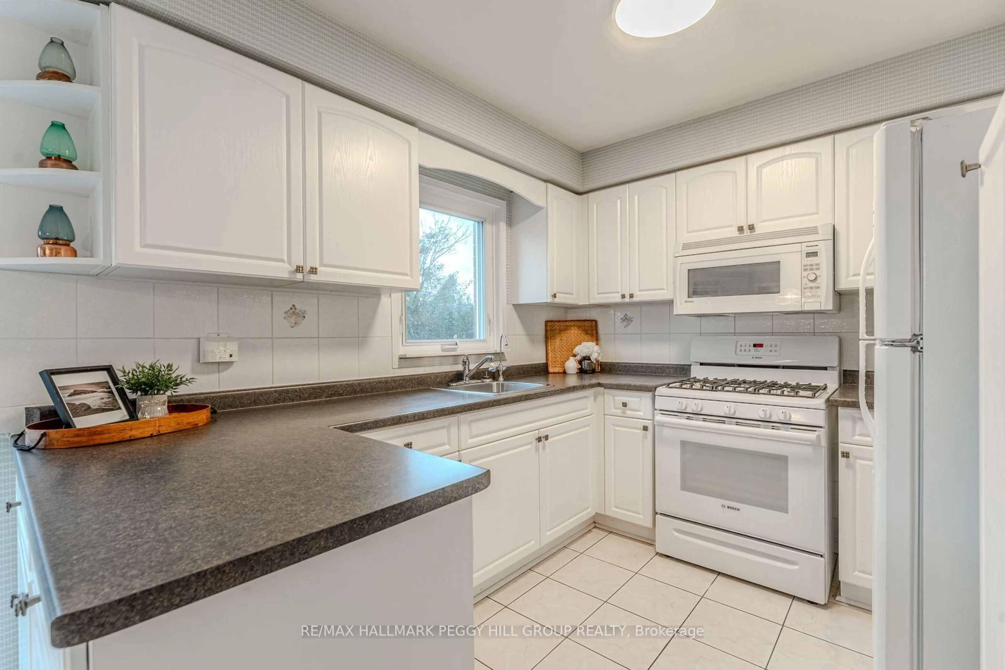 Standard kitchen, ceramic/tile floor for 44 Cardinal St, Barrie Ontario L4M 6C9