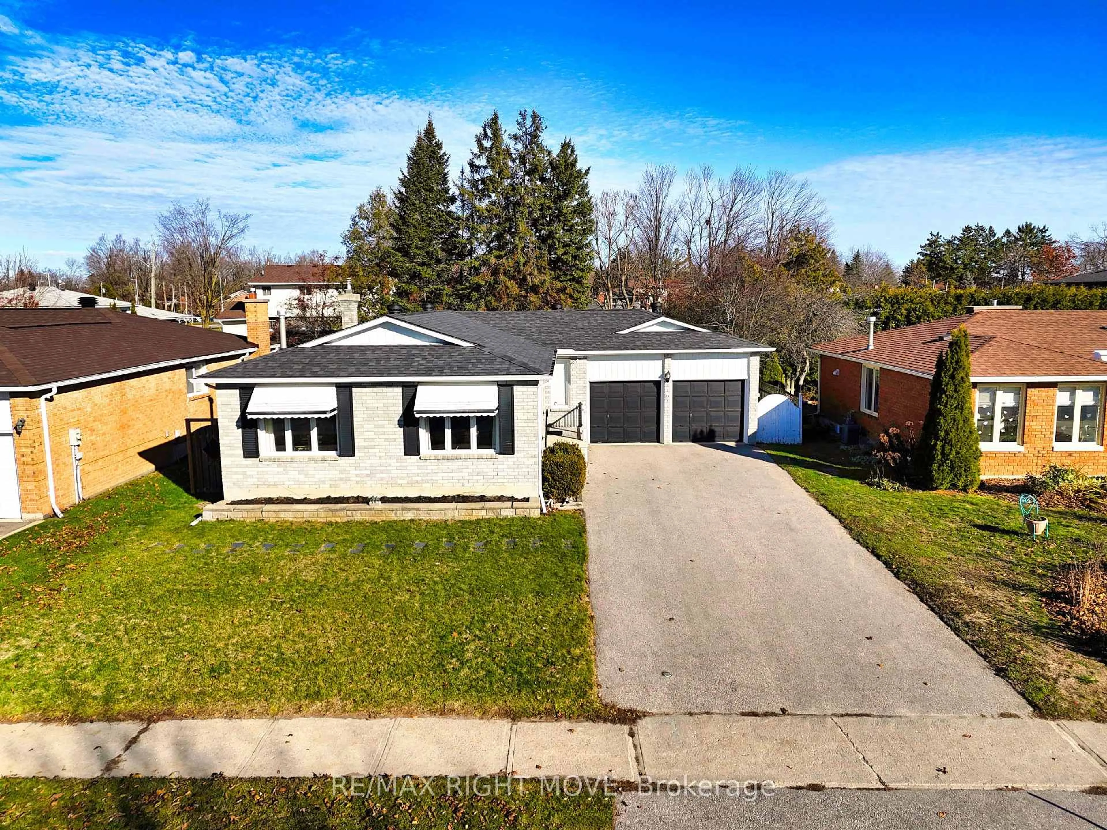 A pic from outside/outdoor area/front of a property/back of a property/a pic from drone, street for 6 Lindsay Cres, Orillia Ontario L3V 7G3