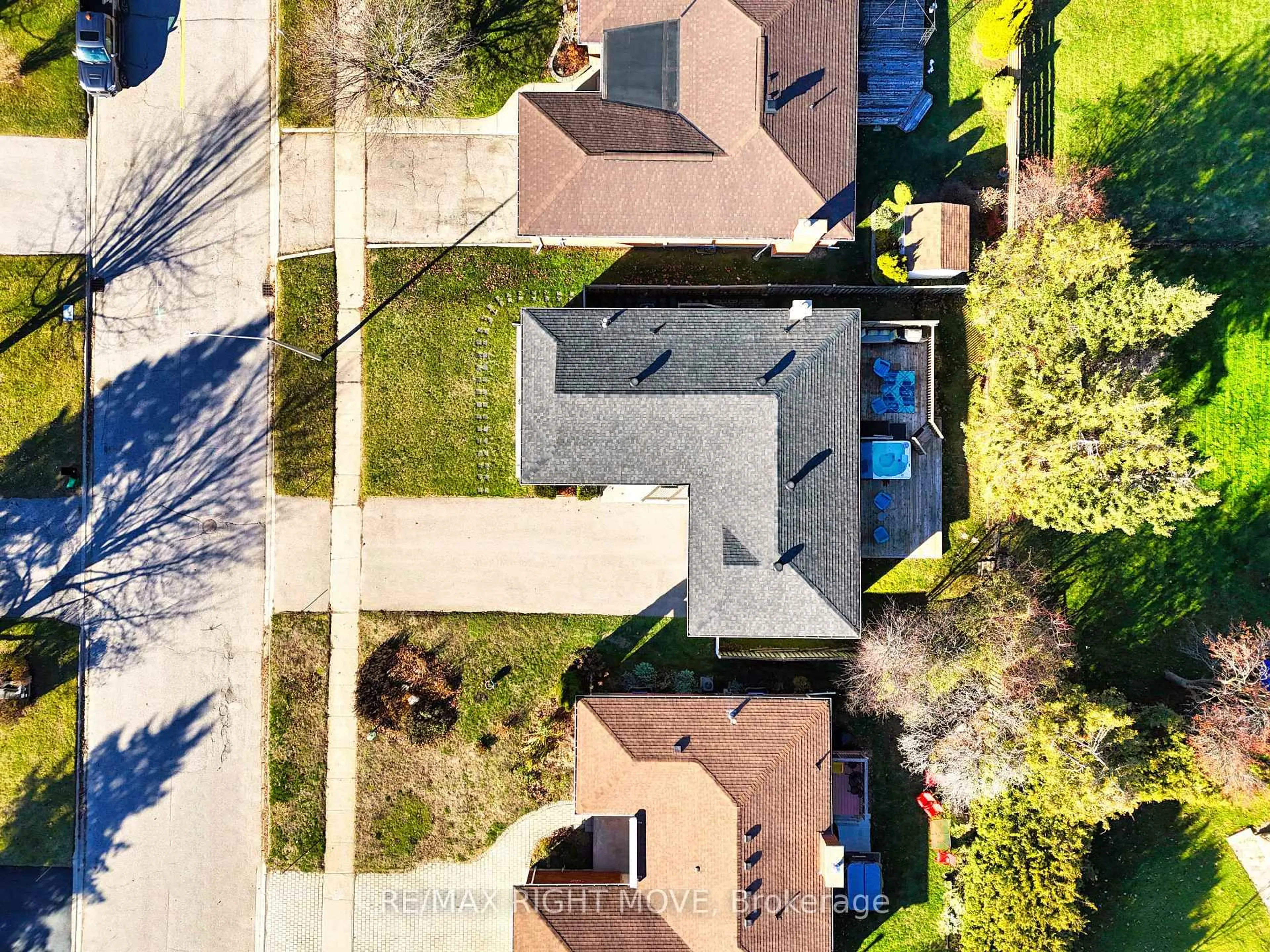 A pic from outside/outdoor area/front of a property/back of a property/a pic from drone, street for 6 Lindsay Cres, Orillia Ontario L3V 7G3