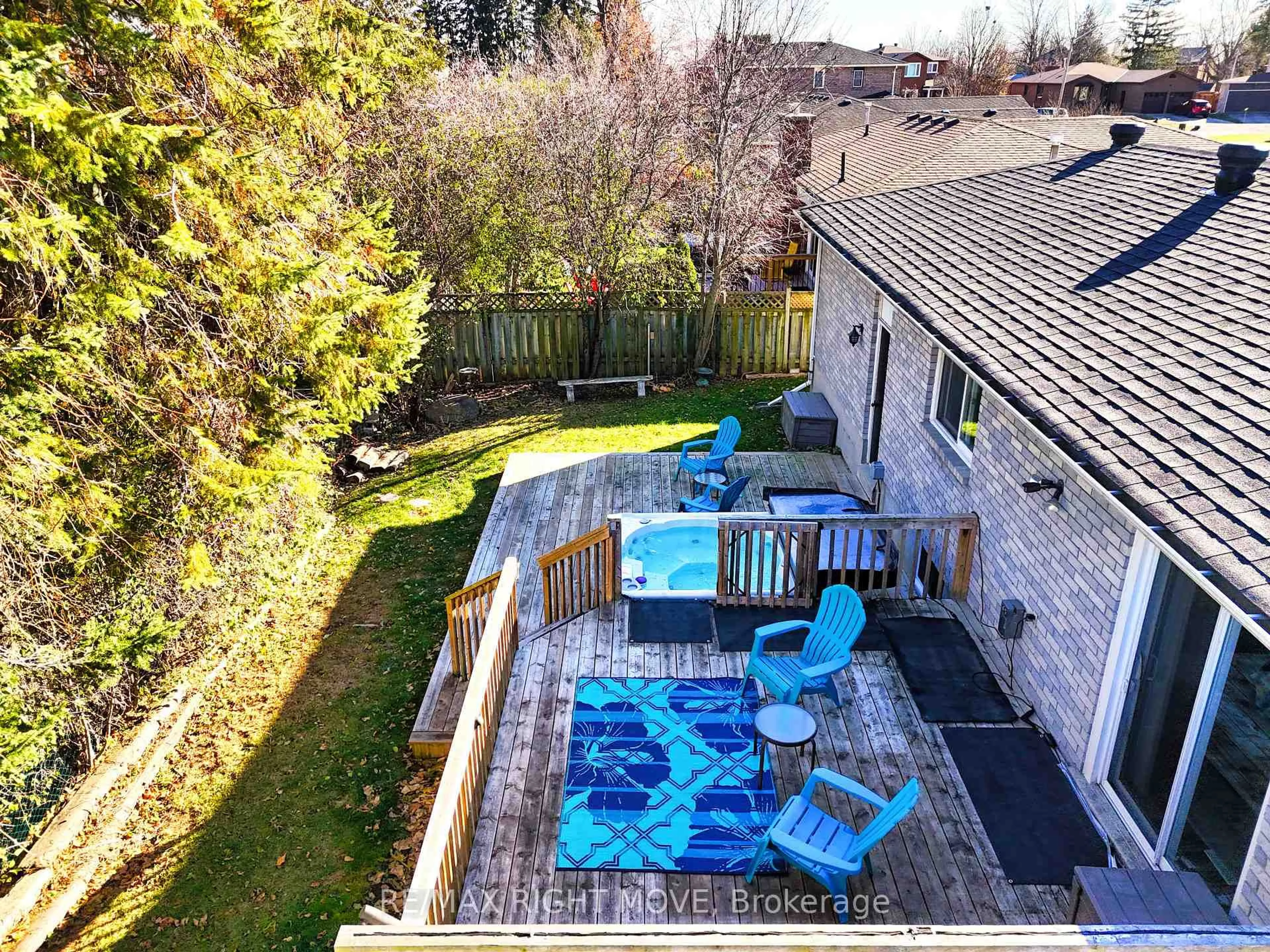 A pic from outside/outdoor area/front of a property/back of a property/a pic from drone, unknown for 6 Lindsay Cres, Orillia Ontario L3V 7G3