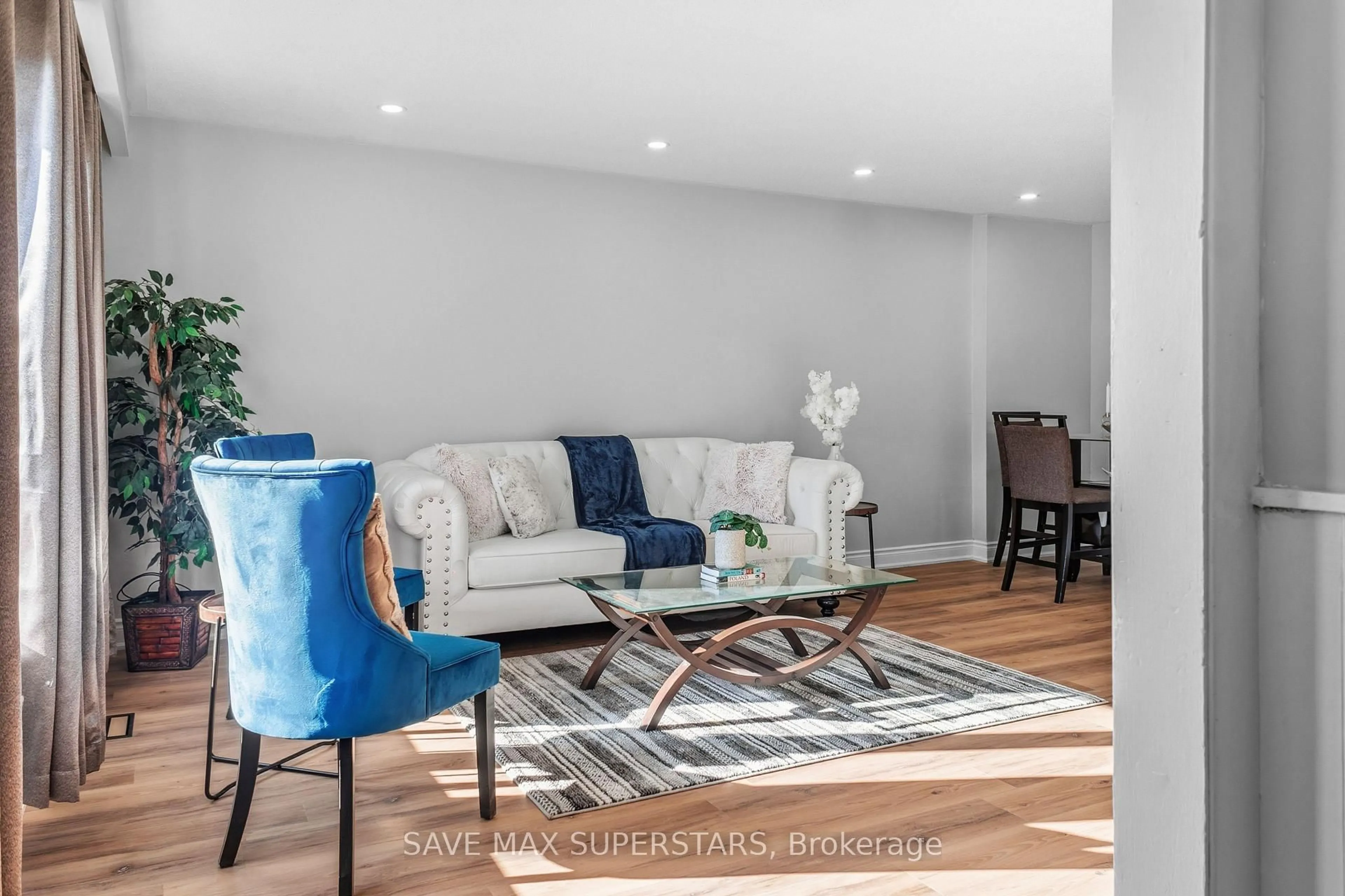 Living room with furniture, wood/laminate floor for 71 College Cres, Barrie Ontario L4M 2W5