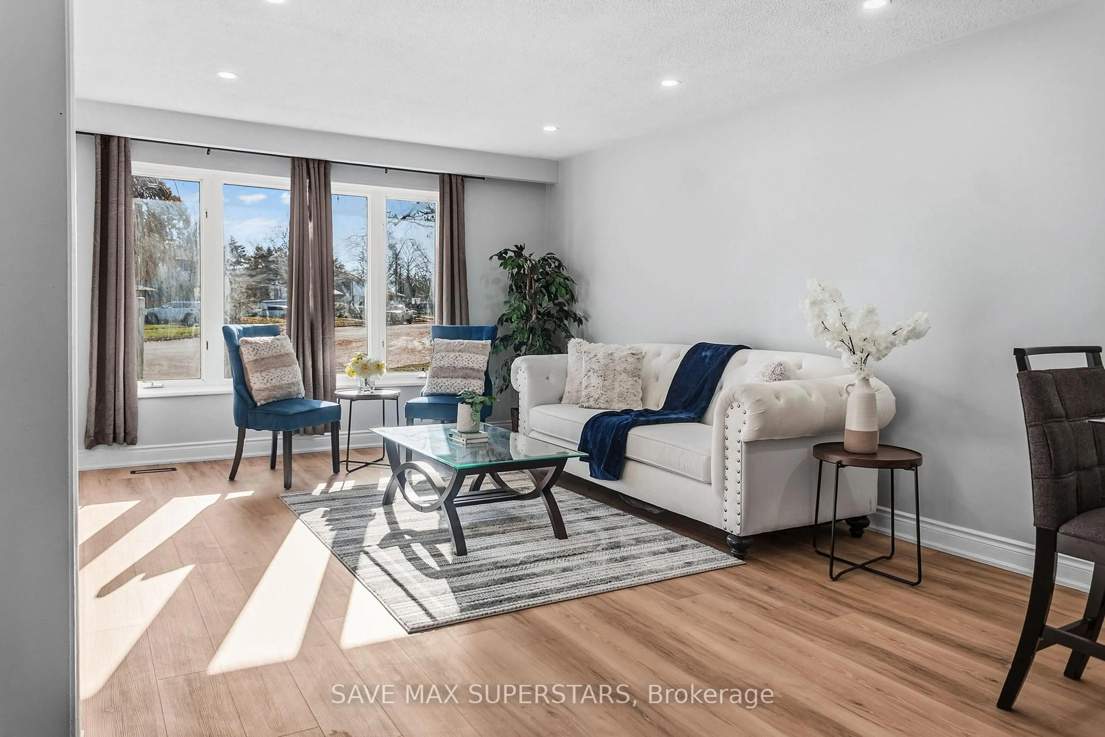 Living room with furniture, wood/laminate floor for 71 College Cres, Barrie Ontario L4M 2W5