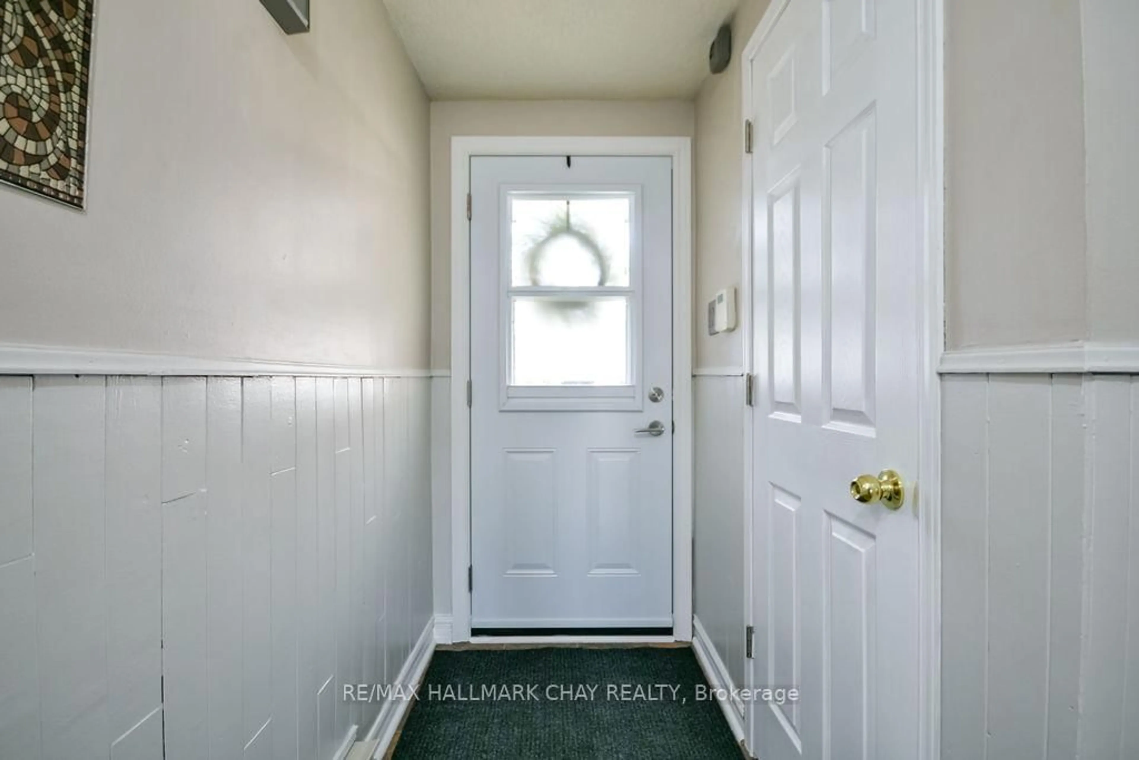 Indoor entryway for 14 Evergreen Crt, Barrie Ontario L4N 6W7