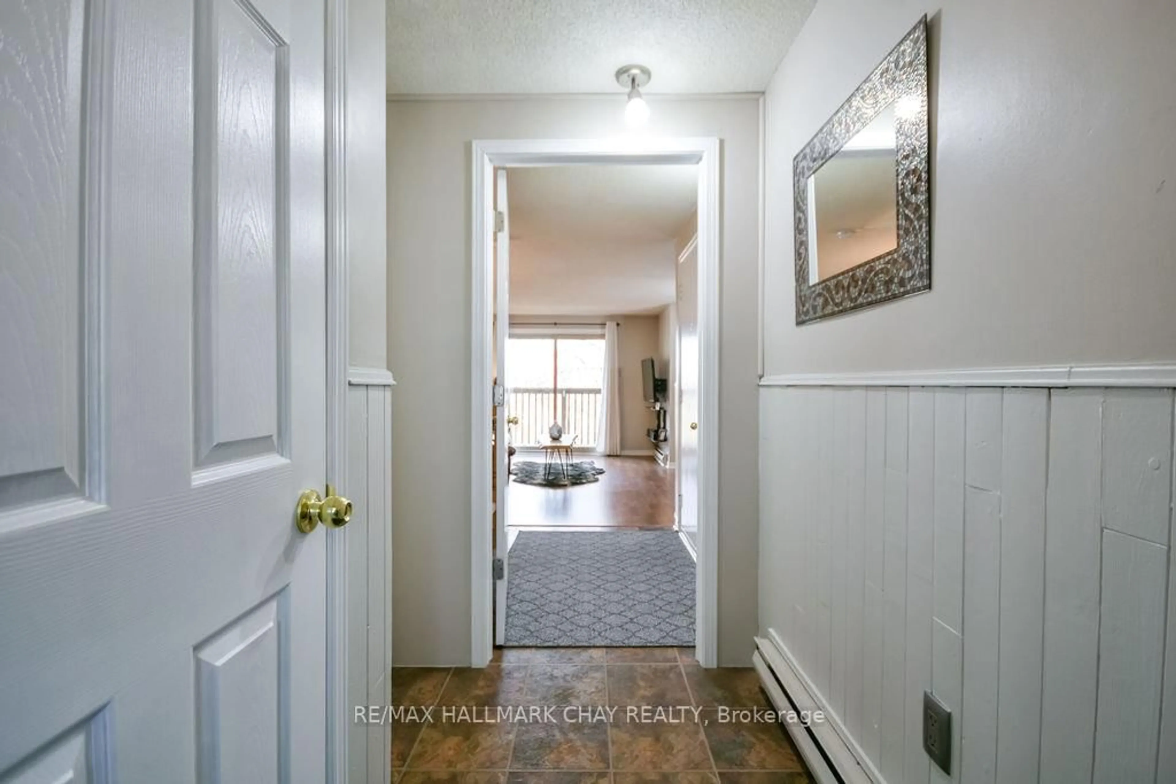 Indoor entryway for 14 Evergreen Crt, Barrie Ontario L4N 6W7